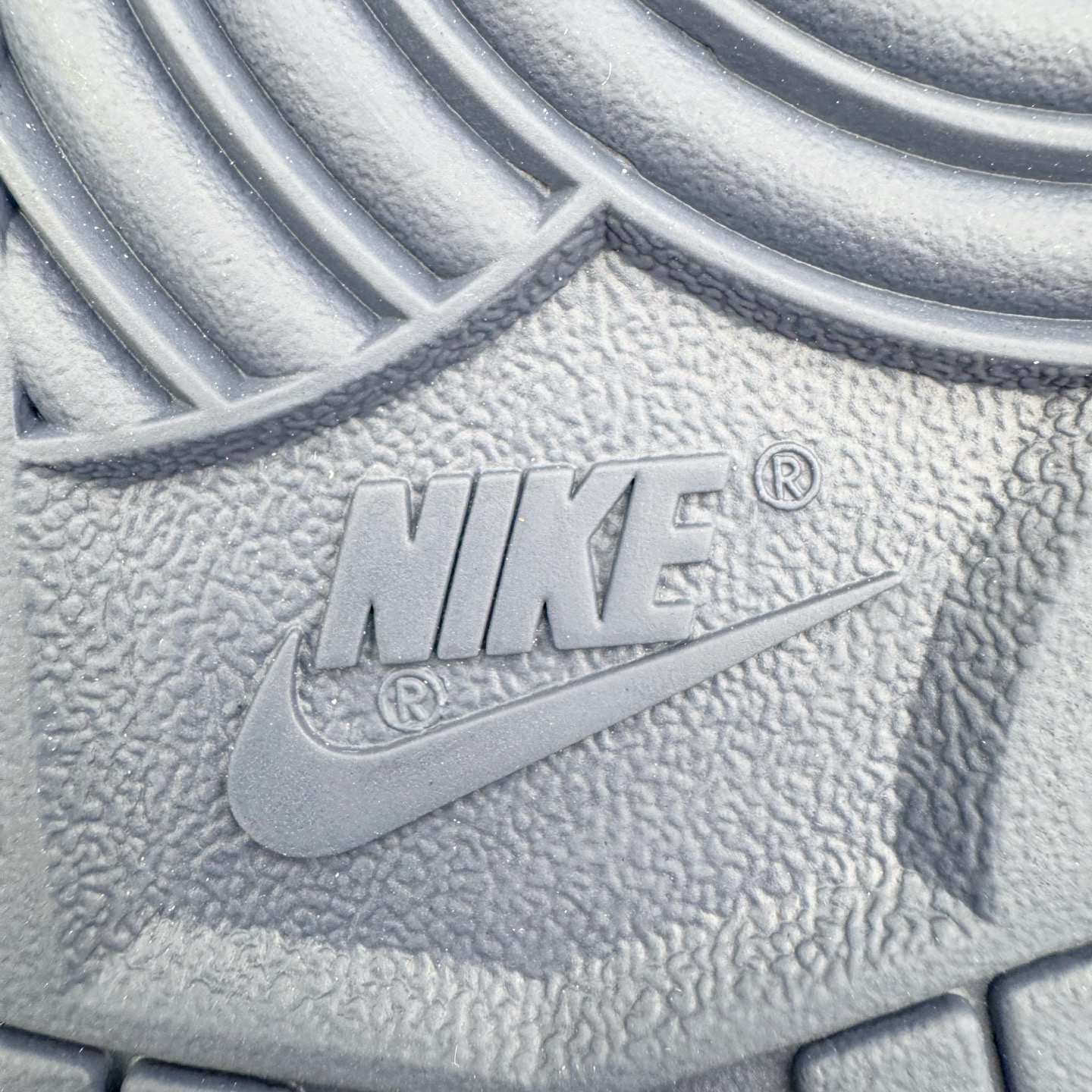 图片[21]-＃YC纯原 NK Dunk Low 北屿 WB0512-086 当纯白沙滩遇见深海之境，演绎低饱和碰撞高级街头美学。鞋面如北屿沙岸般细腻温润，深海蓝覆层似潮汐漫过礁石，灰蓝Swoosh如雾霭掠过海平面，低调却不失细节「WELLDONE」标识侧畔点睛，海军蓝鞋带系统与鞋舌标签呼应，赋予整体穿搭深海般的沉稳张力。定制系列天花板 无原鞋不开发 全系列得物原鞋一比一校对开发 配色持续更新中 终端对接 优势输出 全套原厂楦头原纸板数据档案倾力打造 原汁原味莞产 极致还原 圈内最强针车工艺 高端零售指定版 广东原厂配套原盒原标 鞋盒分三个尺码段 原厂冲刀 超高清洁度 全鞋零毛边皮料切割 采用原厂百宏鞋带以及原厂百宏织唛舌标 内标可供原厂几率过验 进口原装条纹中底布 四线拉帮白色点胶 原厂拉帮手法遵循公司 原厂电绣 极致还原 尺码：36 36.5 37.5 38 38.5 39 40 40.5 41 42 42.5 43 44 44.5 45 46-选品中心