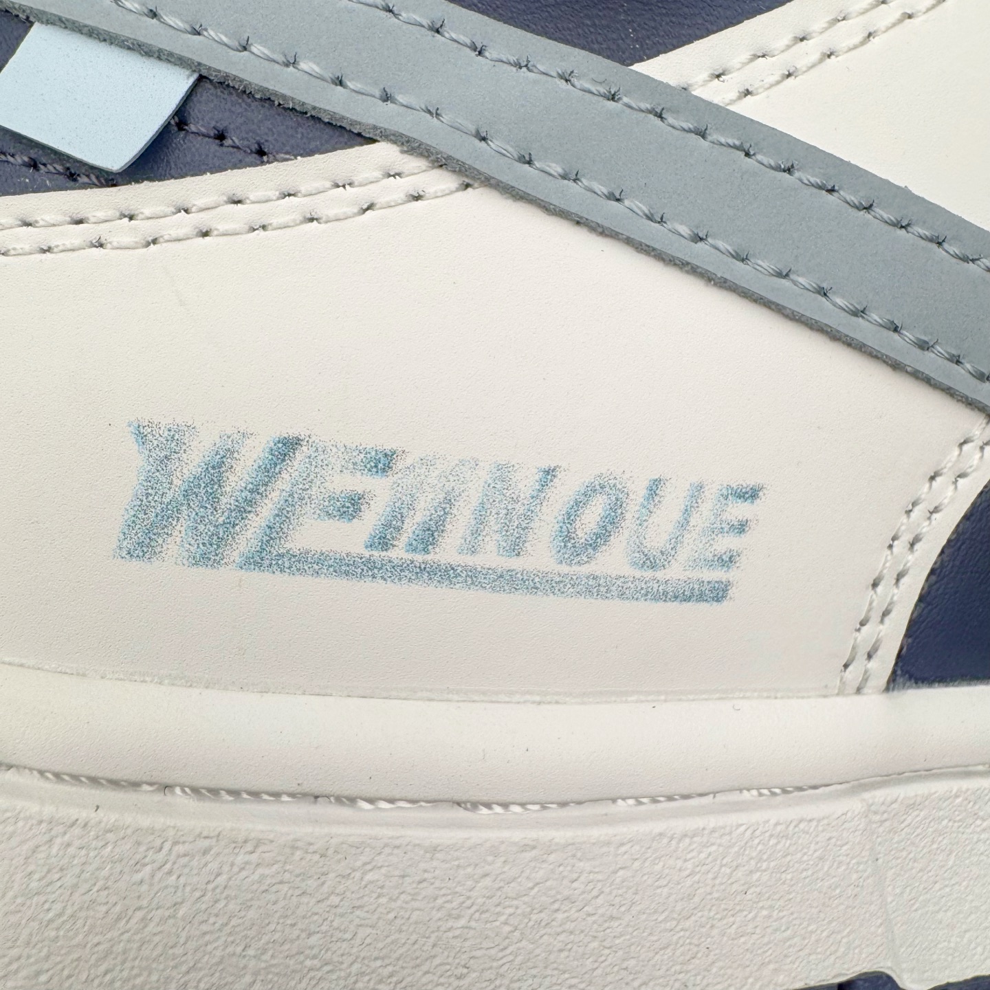 图片[17]-＃YC纯原 NK Dunk Low 北屿 WB0512-086 当纯白沙滩遇见深海之境，演绎低饱和碰撞高级街头美学。鞋面如北屿沙岸般细腻温润，深海蓝覆层似潮汐漫过礁石，灰蓝Swoosh如雾霭掠过海平面，低调却不失细节「WELLDONE」标识侧畔点睛，海军蓝鞋带系统与鞋舌标签呼应，赋予整体穿搭深海般的沉稳张力。定制系列天花板 无原鞋不开发 全系列得物原鞋一比一校对开发 配色持续更新中 终端对接 优势输出 全套原厂楦头原纸板数据档案倾力打造 原汁原味莞产 极致还原 圈内最强针车工艺 高端零售指定版 广东原厂配套原盒原标 鞋盒分三个尺码段 原厂冲刀 超高清洁度 全鞋零毛边皮料切割 采用原厂百宏鞋带以及原厂百宏织唛舌标 内标可供原厂几率过验 进口原装条纹中底布 四线拉帮白色点胶 原厂拉帮手法遵循公司 原厂电绣 极致还原 尺码：36 36.5 37.5 38 38.5 39 40 40.5 41 42 42.5 43 44 44.5 45 46-选品中心