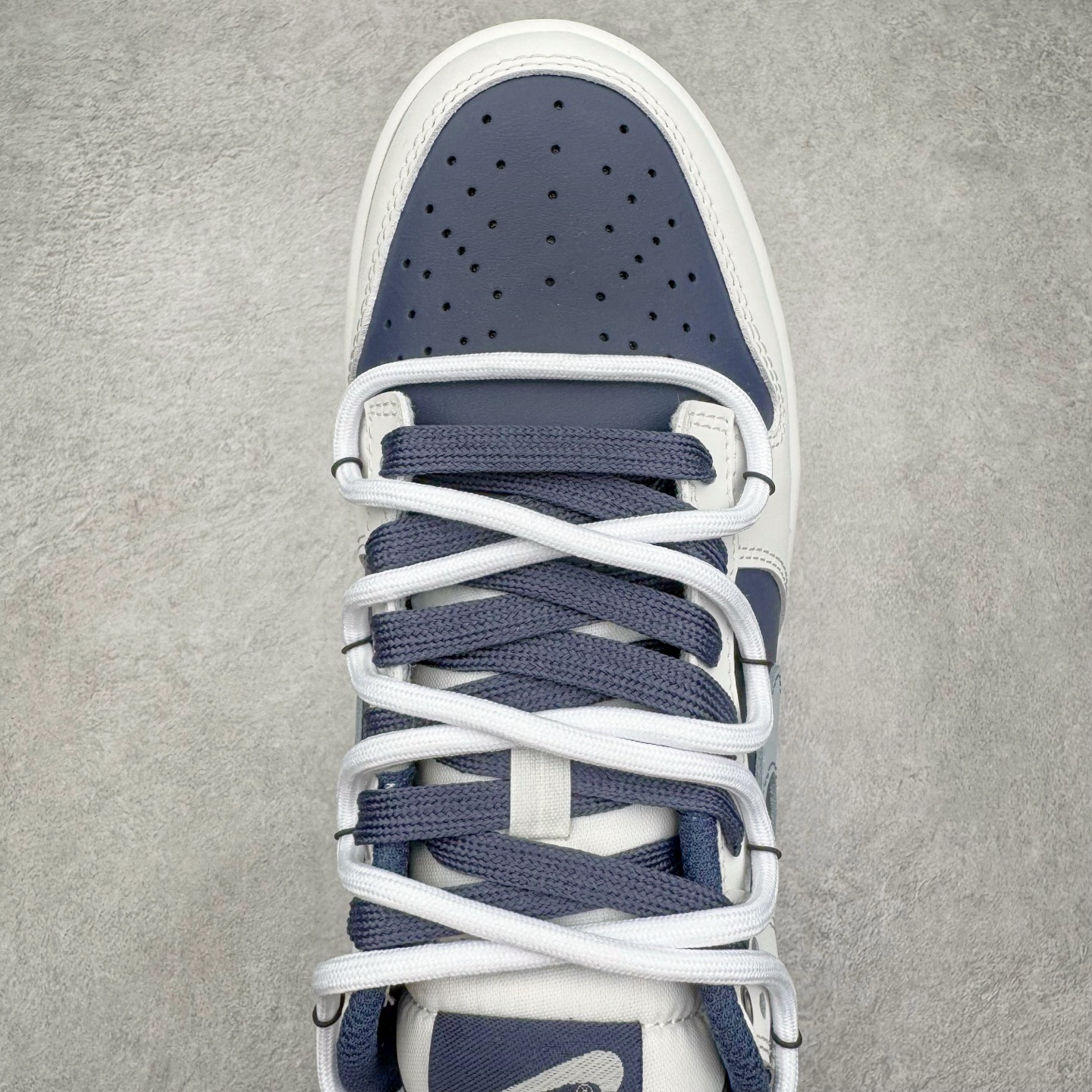 图片[4]-＃YC纯原 NK Dunk Low 北屿 WB0512-086 当纯白沙滩遇见深海之境，演绎低饱和碰撞高级街头美学。鞋面如北屿沙岸般细腻温润，深海蓝覆层似潮汐漫过礁石，灰蓝Swoosh如雾霭掠过海平面，低调却不失细节「WELLDONE」标识侧畔点睛，海军蓝鞋带系统与鞋舌标签呼应，赋予整体穿搭深海般的沉稳张力。定制系列天花板 无原鞋不开发 全系列得物原鞋一比一校对开发 配色持续更新中 终端对接 优势输出 全套原厂楦头原纸板数据档案倾力打造 原汁原味莞产 极致还原 圈内最强针车工艺 高端零售指定版 广东原厂配套原盒原标 鞋盒分三个尺码段 原厂冲刀 超高清洁度 全鞋零毛边皮料切割 采用原厂百宏鞋带以及原厂百宏织唛舌标 内标可供原厂几率过验 进口原装条纹中底布 四线拉帮白色点胶 原厂拉帮手法遵循公司 原厂电绣 极致还原 尺码：36 36.5 37.5 38 38.5 39 40 40.5 41 42 42.5 43 44 44.5 45 46-选品中心