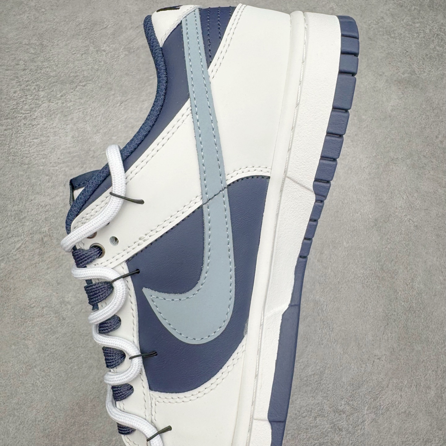 图片[7]-＃YC纯原 NK Dunk Low 北屿 WB0512-086 当纯白沙滩遇见深海之境，演绎低饱和碰撞高级街头美学。鞋面如北屿沙岸般细腻温润，深海蓝覆层似潮汐漫过礁石，灰蓝Swoosh如雾霭掠过海平面，低调却不失细节「WELLDONE」标识侧畔点睛，海军蓝鞋带系统与鞋舌标签呼应，赋予整体穿搭深海般的沉稳张力。定制系列天花板 无原鞋不开发 全系列得物原鞋一比一校对开发 配色持续更新中 终端对接 优势输出 全套原厂楦头原纸板数据档案倾力打造 原汁原味莞产 极致还原 圈内最强针车工艺 高端零售指定版 广东原厂配套原盒原标 鞋盒分三个尺码段 原厂冲刀 超高清洁度 全鞋零毛边皮料切割 采用原厂百宏鞋带以及原厂百宏织唛舌标 内标可供原厂几率过验 进口原装条纹中底布 四线拉帮白色点胶 原厂拉帮手法遵循公司 原厂电绣 极致还原 尺码：36 36.5 37.5 38 38.5 39 40 40.5 41 42 42.5 43 44 44.5 45 46-选品中心