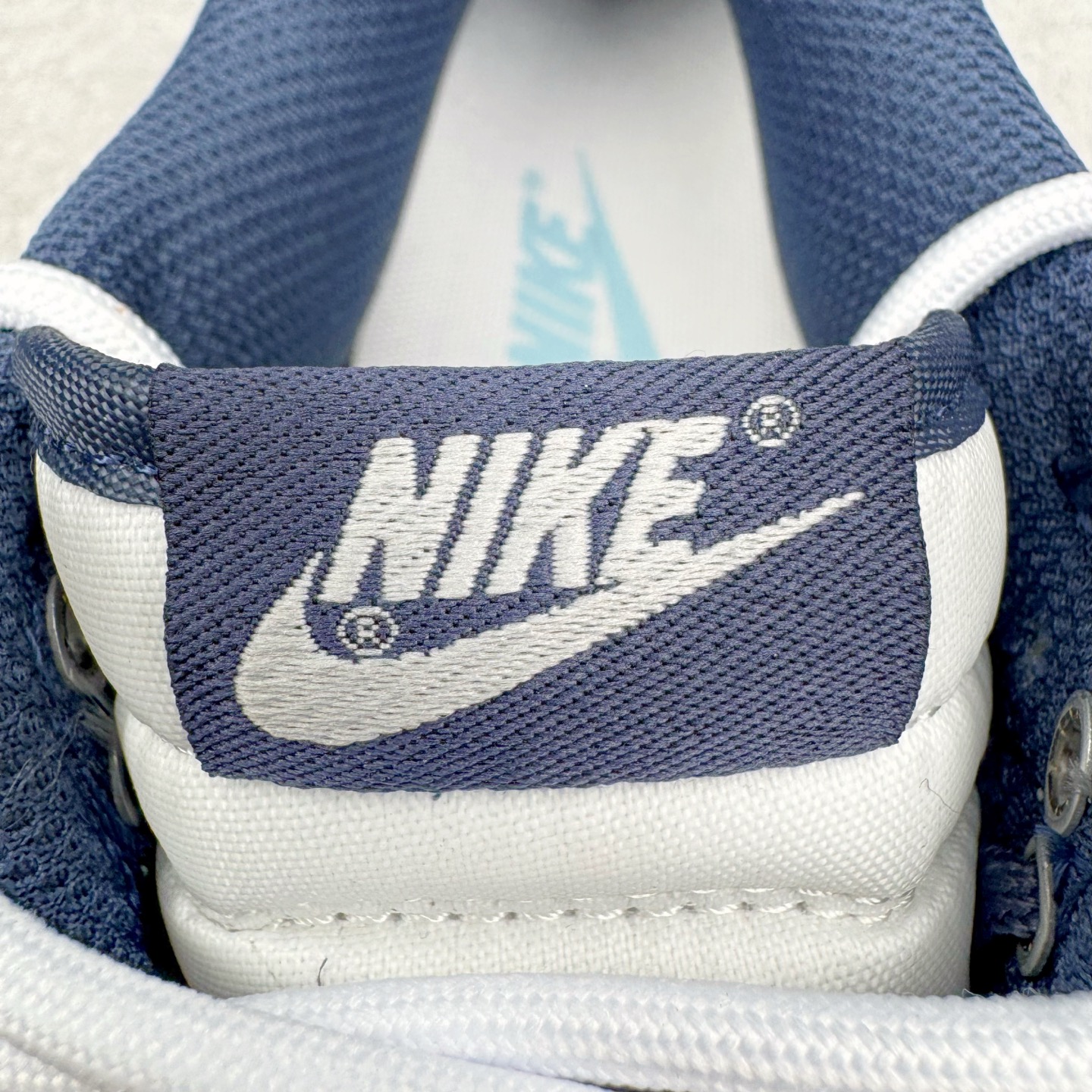 图片[13]-＃YC纯原 NK Dunk Low 北屿 WB0512-086 当纯白沙滩遇见深海之境，演绎低饱和碰撞高级街头美学。鞋面如北屿沙岸般细腻温润，深海蓝覆层似潮汐漫过礁石，灰蓝Swoosh如雾霭掠过海平面，低调却不失细节「WELLDONE」标识侧畔点睛，海军蓝鞋带系统与鞋舌标签呼应，赋予整体穿搭深海般的沉稳张力。定制系列天花板 无原鞋不开发 全系列得物原鞋一比一校对开发 配色持续更新中 终端对接 优势输出 全套原厂楦头原纸板数据档案倾力打造 原汁原味莞产 极致还原 圈内最强针车工艺 高端零售指定版 广东原厂配套原盒原标 鞋盒分三个尺码段 原厂冲刀 超高清洁度 全鞋零毛边皮料切割 采用原厂百宏鞋带以及原厂百宏织唛舌标 内标可供原厂几率过验 进口原装条纹中底布 四线拉帮白色点胶 原厂拉帮手法遵循公司 原厂电绣 极致还原 尺码：36 36.5 37.5 38 38.5 39 40 40.5 41 42 42.5 43 44 44.5 45 46-选品中心