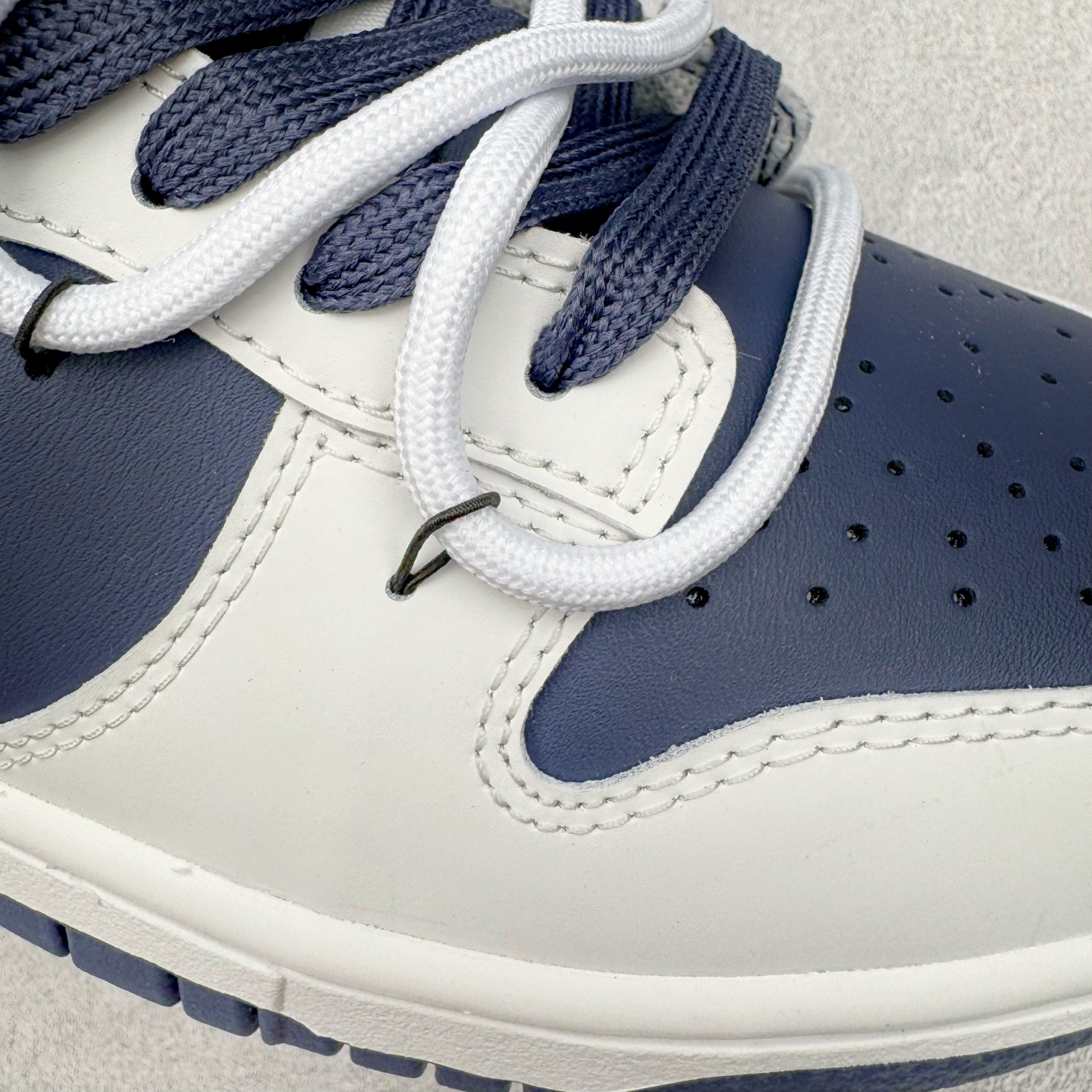图片[20]-＃YC纯原 NK Dunk Low 北屿 WB0512-086 当纯白沙滩遇见深海之境，演绎低饱和碰撞高级街头美学。鞋面如北屿沙岸般细腻温润，深海蓝覆层似潮汐漫过礁石，灰蓝Swoosh如雾霭掠过海平面，低调却不失细节「WELLDONE」标识侧畔点睛，海军蓝鞋带系统与鞋舌标签呼应，赋予整体穿搭深海般的沉稳张力。定制系列天花板 无原鞋不开发 全系列得物原鞋一比一校对开发 配色持续更新中 终端对接 优势输出 全套原厂楦头原纸板数据档案倾力打造 原汁原味莞产 极致还原 圈内最强针车工艺 高端零售指定版 广东原厂配套原盒原标 鞋盒分三个尺码段 原厂冲刀 超高清洁度 全鞋零毛边皮料切割 采用原厂百宏鞋带以及原厂百宏织唛舌标 内标可供原厂几率过验 进口原装条纹中底布 四线拉帮白色点胶 原厂拉帮手法遵循公司 原厂电绣 极致还原 尺码：36 36.5 37.5 38 38.5 39 40 40.5 41 42 42.5 43 44 44.5 45 46-选品中心