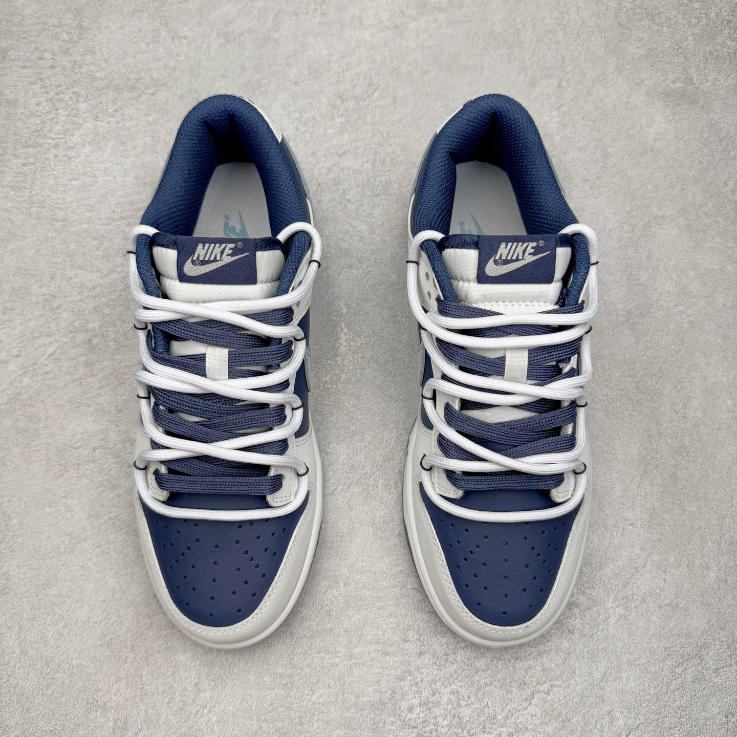 图片[2]-＃YC纯原 NK Dunk Low 北屿 WB0512-086 当纯白沙滩遇见深海之境，演绎低饱和碰撞高级街头美学。鞋面如北屿沙岸般细腻温润，深海蓝覆层似潮汐漫过礁石，灰蓝Swoosh如雾霭掠过海平面，低调却不失细节「WELLDONE」标识侧畔点睛，海军蓝鞋带系统与鞋舌标签呼应，赋予整体穿搭深海般的沉稳张力。定制系列天花板 无原鞋不开发 全系列得物原鞋一比一校对开发 配色持续更新中 终端对接 优势输出 全套原厂楦头原纸板数据档案倾力打造 原汁原味莞产 极致还原 圈内最强针车工艺 高端零售指定版 广东原厂配套原盒原标 鞋盒分三个尺码段 原厂冲刀 超高清洁度 全鞋零毛边皮料切割 采用原厂百宏鞋带以及原厂百宏织唛舌标 内标可供原厂几率过验 进口原装条纹中底布 四线拉帮白色点胶 原厂拉帮手法遵循公司 原厂电绣 极致还原 尺码：36 36.5 37.5 38 38.5 39 40 40.5 41 42 42.5 43 44 44.5 45 46-选品中心