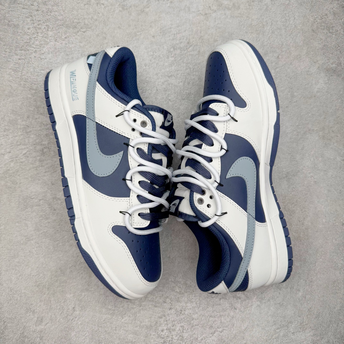 图片[3]-＃YC纯原 NK Dunk Low 北屿 WB0512-086 当纯白沙滩遇见深海之境，演绎低饱和碰撞高级街头美学。鞋面如北屿沙岸般细腻温润，深海蓝覆层似潮汐漫过礁石，灰蓝Swoosh如雾霭掠过海平面，低调却不失细节「WELLDONE」标识侧畔点睛，海军蓝鞋带系统与鞋舌标签呼应，赋予整体穿搭深海般的沉稳张力。定制系列天花板 无原鞋不开发 全系列得物原鞋一比一校对开发 配色持续更新中 终端对接 优势输出 全套原厂楦头原纸板数据档案倾力打造 原汁原味莞产 极致还原 圈内最强针车工艺 高端零售指定版 广东原厂配套原盒原标 鞋盒分三个尺码段 原厂冲刀 超高清洁度 全鞋零毛边皮料切割 采用原厂百宏鞋带以及原厂百宏织唛舌标 内标可供原厂几率过验 进口原装条纹中底布 四线拉帮白色点胶 原厂拉帮手法遵循公司 原厂电绣 极致还原 尺码：36 36.5 37.5 38 38.5 39 40 40.5 41 42 42.5 43 44 44.5 45 46-选品中心