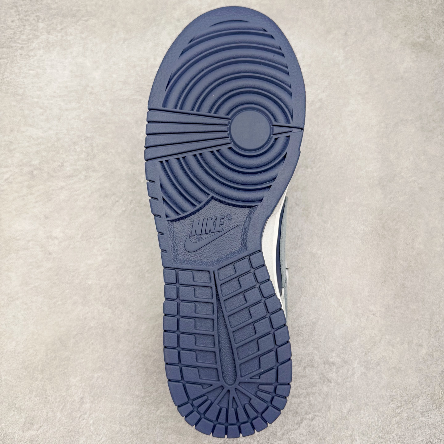 图片[9]-＃YC纯原 NK Dunk Low 北屿 WB0512-086 当纯白沙滩遇见深海之境，演绎低饱和碰撞高级街头美学。鞋面如北屿沙岸般细腻温润，深海蓝覆层似潮汐漫过礁石，灰蓝Swoosh如雾霭掠过海平面，低调却不失细节「WELLDONE」标识侧畔点睛，海军蓝鞋带系统与鞋舌标签呼应，赋予整体穿搭深海般的沉稳张力。定制系列天花板 无原鞋不开发 全系列得物原鞋一比一校对开发 配色持续更新中 终端对接 优势输出 全套原厂楦头原纸板数据档案倾力打造 原汁原味莞产 极致还原 圈内最强针车工艺 高端零售指定版 广东原厂配套原盒原标 鞋盒分三个尺码段 原厂冲刀 超高清洁度 全鞋零毛边皮料切割 采用原厂百宏鞋带以及原厂百宏织唛舌标 内标可供原厂几率过验 进口原装条纹中底布 四线拉帮白色点胶 原厂拉帮手法遵循公司 原厂电绣 极致还原 尺码：36 36.5 37.5 38 38.5 39 40 40.5 41 42 42.5 43 44 44.5 45 46-选品中心