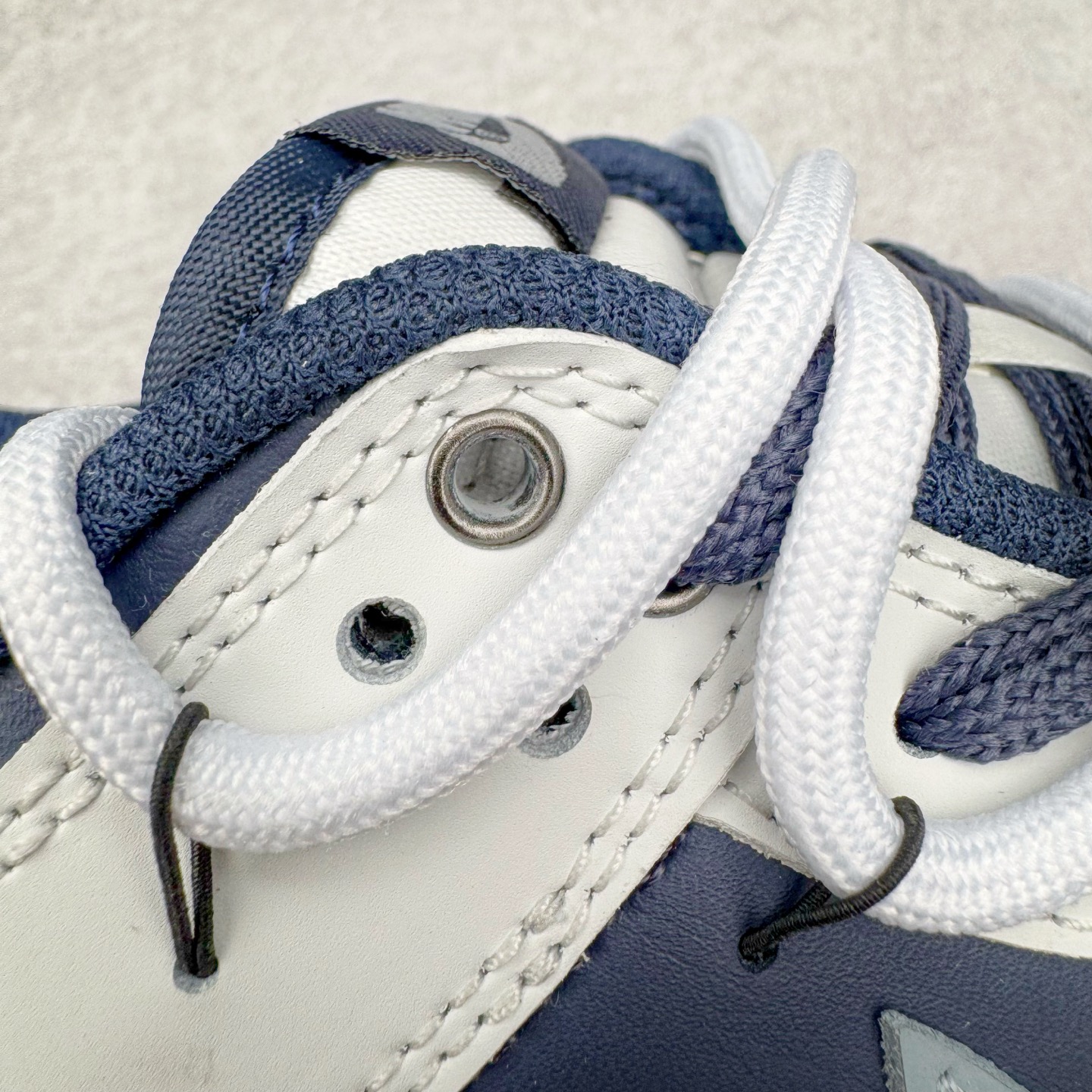 图片[18]-＃YC纯原 NK Dunk Low 北屿 WB0512-086 当纯白沙滩遇见深海之境，演绎低饱和碰撞高级街头美学。鞋面如北屿沙岸般细腻温润，深海蓝覆层似潮汐漫过礁石，灰蓝Swoosh如雾霭掠过海平面，低调却不失细节「WELLDONE」标识侧畔点睛，海军蓝鞋带系统与鞋舌标签呼应，赋予整体穿搭深海般的沉稳张力。定制系列天花板 无原鞋不开发 全系列得物原鞋一比一校对开发 配色持续更新中 终端对接 优势输出 全套原厂楦头原纸板数据档案倾力打造 原汁原味莞产 极致还原 圈内最强针车工艺 高端零售指定版 广东原厂配套原盒原标 鞋盒分三个尺码段 原厂冲刀 超高清洁度 全鞋零毛边皮料切割 采用原厂百宏鞋带以及原厂百宏织唛舌标 内标可供原厂几率过验 进口原装条纹中底布 四线拉帮白色点胶 原厂拉帮手法遵循公司 原厂电绣 极致还原 尺码：36 36.5 37.5 38 38.5 39 40 40.5 41 42 42.5 43 44 44.5 45 46-选品中心