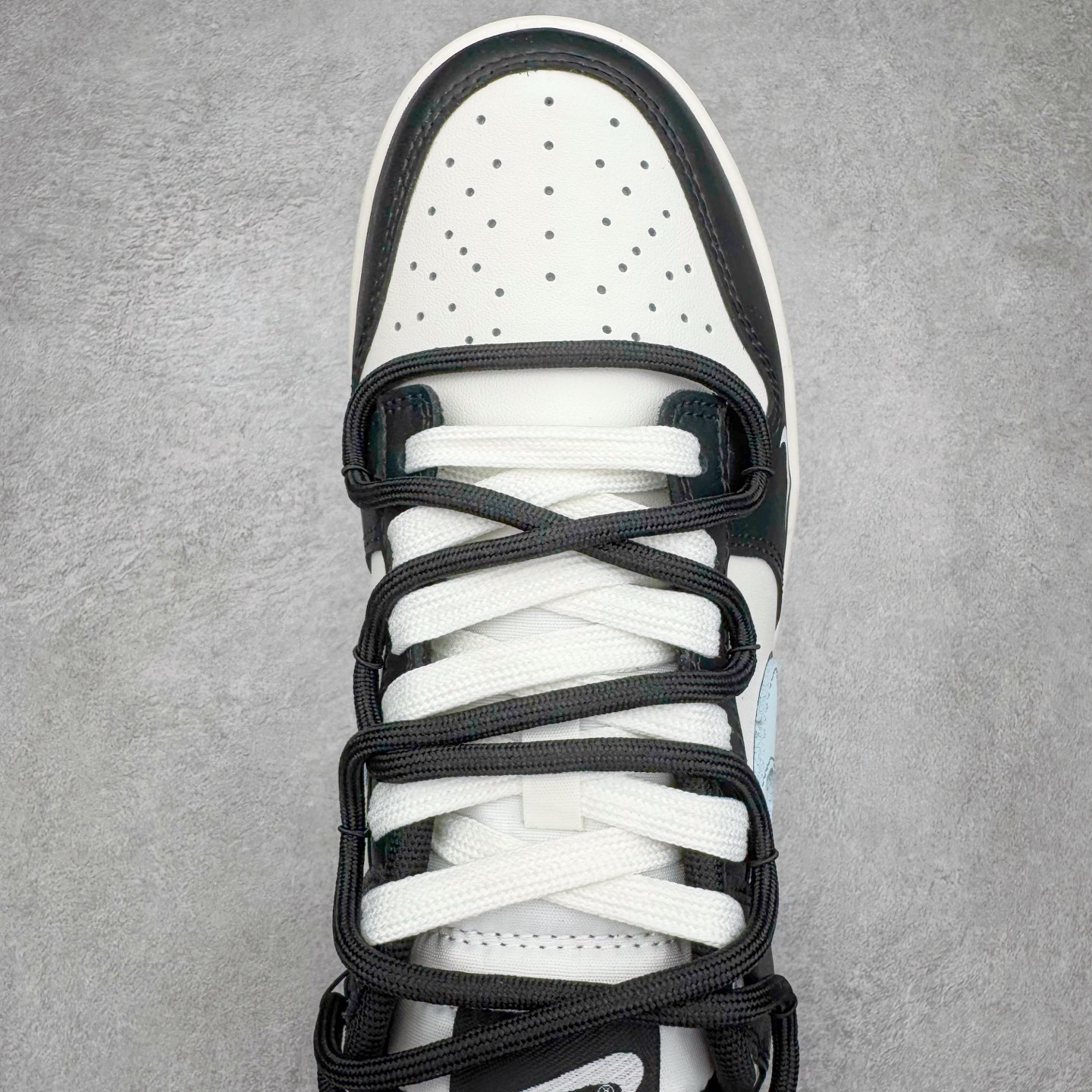 图片[4]-＃YC纯原 NK Dunk Low 极地冰晶 BB0515-090 此款以极地冰川为灵感，黑白基底如极夜覆雪，淡蓝Swoosh划破沉寂，在简约中注入灵气，打造清爽高级的视觉基调。黑色解构绑带与鞋底构成整体硬核支撑，鞋侧「Remake」手写字体暗藏颠覆基因，不仅保留Dunk原始血统，更赋予了现代的冰川美学。定制系列天花板 无原鞋不开发 全系列得物原鞋一比一校对开发 配色持续更新中 终端对接 优势输出 全套原厂楦头原纸板数据档案倾力打造 原汁原味莞产 极致还原 圈内最强针车工艺 高端零售指定版 广东原厂配套原盒原标 鞋盒分三个尺码段 原厂冲刀 超高清洁度 全鞋零毛边皮料切割 采用原厂百宏鞋带以及原厂百宏织唛舌标 内标可供原厂几率过验 进口原装条纹中底布 四线拉帮白色点胶 原厂拉帮手法遵循公司 原厂电绣 极致还原 尺码：36 36.5 37.5 38 38.5 39 40 40.5 41 42 42.5 43 44 44.5 45 46-选品中心
