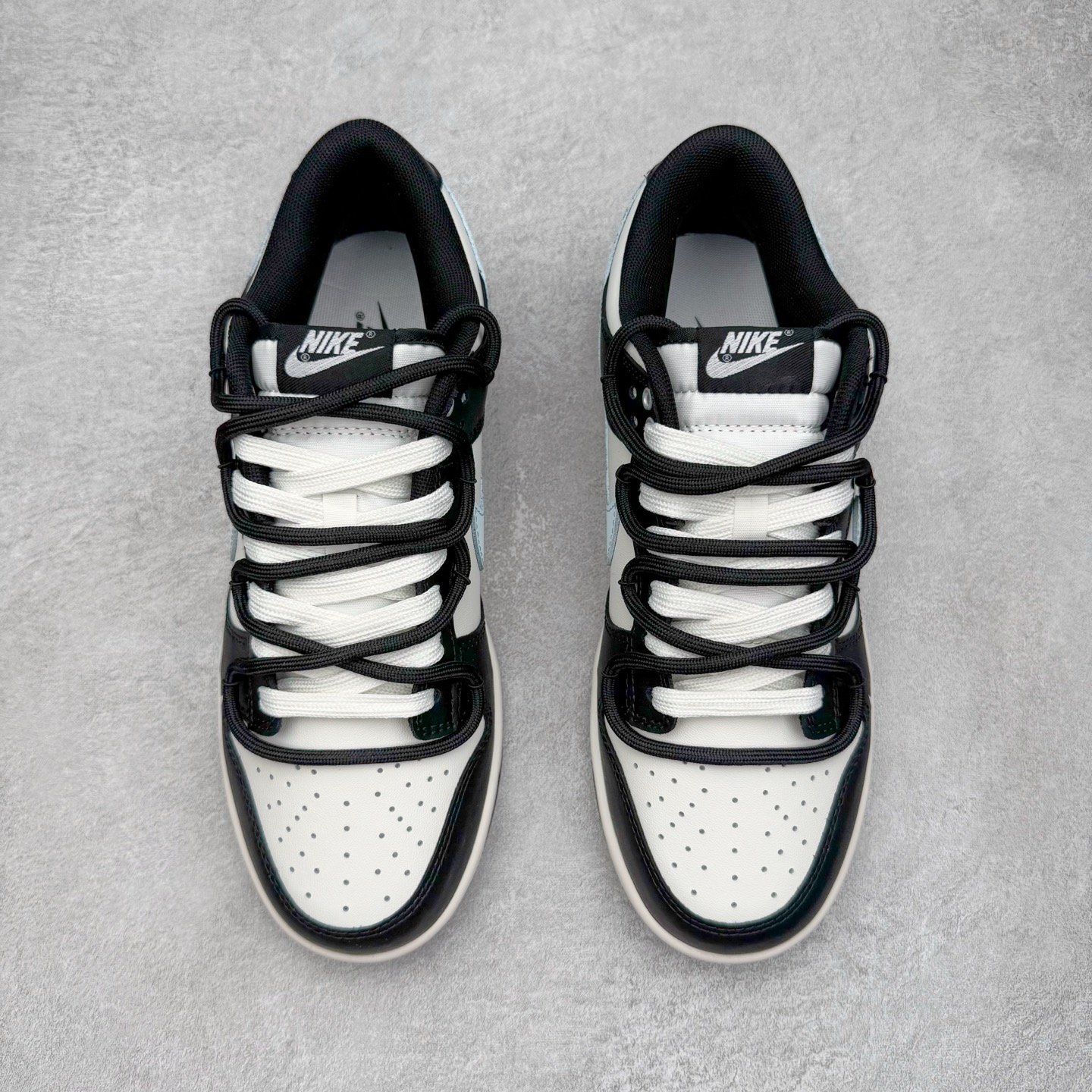 图片[2]-＃YC纯原 NK Dunk Low 极地冰晶 BB0515-090 此款以极地冰川为灵感，黑白基底如极夜覆雪，淡蓝Swoosh划破沉寂，在简约中注入灵气，打造清爽高级的视觉基调。黑色解构绑带与鞋底构成整体硬核支撑，鞋侧「Remake」手写字体暗藏颠覆基因，不仅保留Dunk原始血统，更赋予了现代的冰川美学。定制系列天花板 无原鞋不开发 全系列得物原鞋一比一校对开发 配色持续更新中 终端对接 优势输出 全套原厂楦头原纸板数据档案倾力打造 原汁原味莞产 极致还原 圈内最强针车工艺 高端零售指定版 广东原厂配套原盒原标 鞋盒分三个尺码段 原厂冲刀 超高清洁度 全鞋零毛边皮料切割 采用原厂百宏鞋带以及原厂百宏织唛舌标 内标可供原厂几率过验 进口原装条纹中底布 四线拉帮白色点胶 原厂拉帮手法遵循公司 原厂电绣 极致还原 尺码：36 36.5 37.5 38 38.5 39 40 40.5 41 42 42.5 43 44 44.5 45 46-选品中心