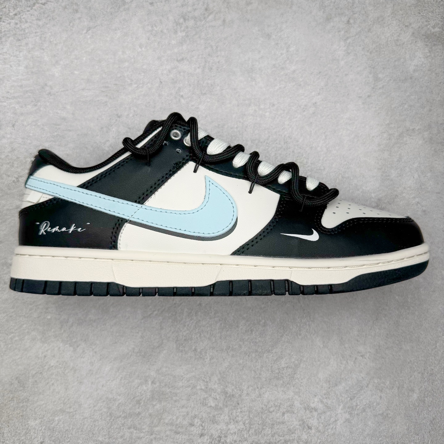 ＃YC纯原 NK Dunk Low 极地冰晶 BB0515-090 此款以极地冰川为灵感，黑白基底如极夜覆雪，淡蓝Swoosh划破沉寂，在简约中注入灵气，打造清爽高级的视觉基调。黑色解构绑带与鞋底构成整体硬核支撑，鞋侧「Remake」手写字体暗藏颠覆基因，不仅保留Dunk原始血统，更赋予了现代的冰川美学。定制系列天花板 无原鞋不开发 全系列得物原鞋一比一校对开发 配色持续更新中 终端对接 优势输出 全套原厂楦头原纸板数据档案倾力打造 原汁原味莞产 极致还原 圈内最强针车工艺 高端零售指定版 广东原厂配套原盒原标 鞋盒分三个尺码段 原厂冲刀 超高清洁度 全鞋零毛边皮料切割 采用原厂百宏鞋带以及原厂百宏织唛舌标 内标可供原厂几率过验 进口原装条纹中底布 四线拉帮白色点胶 原厂拉帮手法遵循公司 原厂电绣 极致还原 尺码：36 36.5 37.5 38 38.5 39 40 40.5 41 42 42.5 43 44 44.5 45 46-选品中心