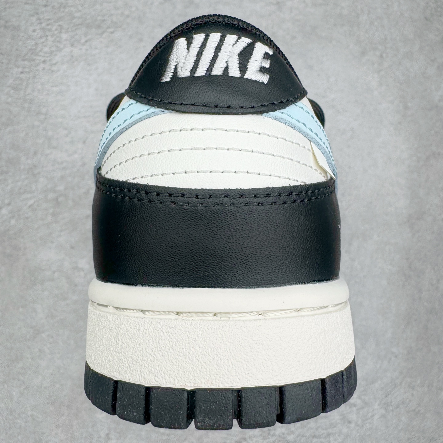 图片[8]-＃YC纯原 NK Dunk Low 极地冰晶 BB0515-090 此款以极地冰川为灵感，黑白基底如极夜覆雪，淡蓝Swoosh划破沉寂，在简约中注入灵气，打造清爽高级的视觉基调。黑色解构绑带与鞋底构成整体硬核支撑，鞋侧「Remake」手写字体暗藏颠覆基因，不仅保留Dunk原始血统，更赋予了现代的冰川美学。定制系列天花板 无原鞋不开发 全系列得物原鞋一比一校对开发 配色持续更新中 终端对接 优势输出 全套原厂楦头原纸板数据档案倾力打造 原汁原味莞产 极致还原 圈内最强针车工艺 高端零售指定版 广东原厂配套原盒原标 鞋盒分三个尺码段 原厂冲刀 超高清洁度 全鞋零毛边皮料切割 采用原厂百宏鞋带以及原厂百宏织唛舌标 内标可供原厂几率过验 进口原装条纹中底布 四线拉帮白色点胶 原厂拉帮手法遵循公司 原厂电绣 极致还原 尺码：36 36.5 37.5 38 38.5 39 40 40.5 41 42 42.5 43 44 44.5 45 46-选品中心