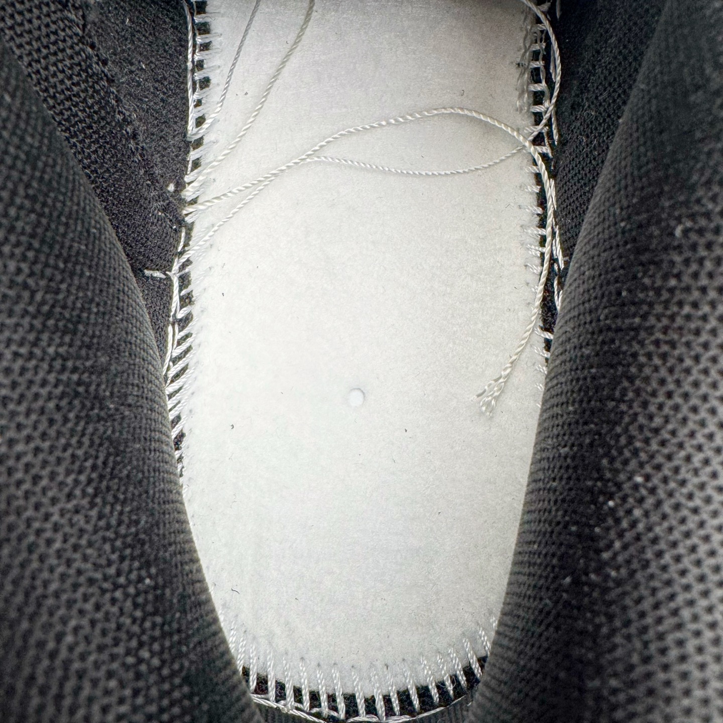 图片[10]-＃YC纯原 NK Dunk Low 极地冰晶 BB0515-090 此款以极地冰川为灵感，黑白基底如极夜覆雪，淡蓝Swoosh划破沉寂，在简约中注入灵气，打造清爽高级的视觉基调。黑色解构绑带与鞋底构成整体硬核支撑，鞋侧「Remake」手写字体暗藏颠覆基因，不仅保留Dunk原始血统，更赋予了现代的冰川美学。定制系列天花板 无原鞋不开发 全系列得物原鞋一比一校对开发 配色持续更新中 终端对接 优势输出 全套原厂楦头原纸板数据档案倾力打造 原汁原味莞产 极致还原 圈内最强针车工艺 高端零售指定版 广东原厂配套原盒原标 鞋盒分三个尺码段 原厂冲刀 超高清洁度 全鞋零毛边皮料切割 采用原厂百宏鞋带以及原厂百宏织唛舌标 内标可供原厂几率过验 进口原装条纹中底布 四线拉帮白色点胶 原厂拉帮手法遵循公司 原厂电绣 极致还原 尺码：36 36.5 37.5 38 38.5 39 40 40.5 41 42 42.5 43 44 44.5 45 46-选品中心