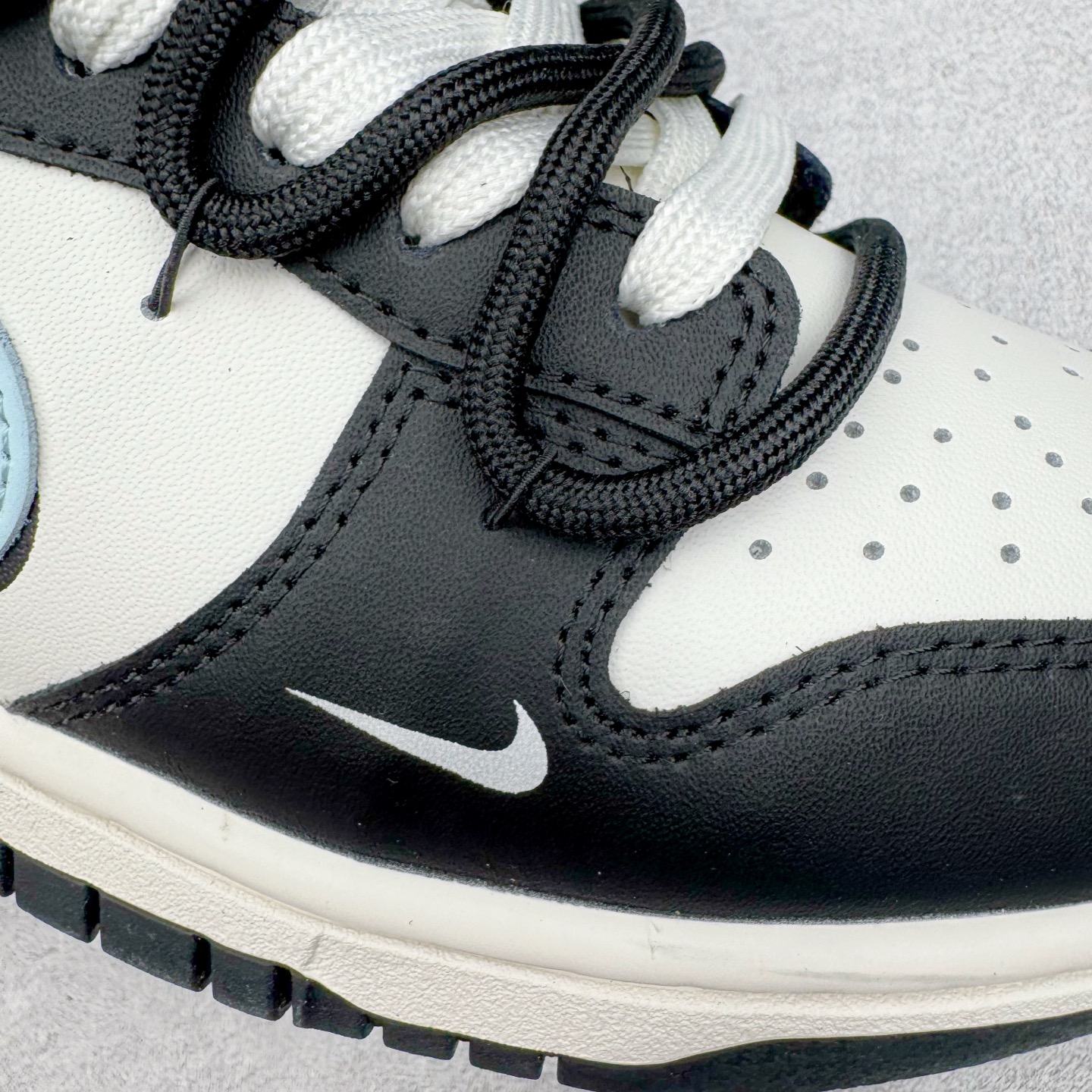 图片[19]-＃YC纯原 NK Dunk Low 极地冰晶 BB0515-090 此款以极地冰川为灵感，黑白基底如极夜覆雪，淡蓝Swoosh划破沉寂，在简约中注入灵气，打造清爽高级的视觉基调。黑色解构绑带与鞋底构成整体硬核支撑，鞋侧「Remake」手写字体暗藏颠覆基因，不仅保留Dunk原始血统，更赋予了现代的冰川美学。定制系列天花板 无原鞋不开发 全系列得物原鞋一比一校对开发 配色持续更新中 终端对接 优势输出 全套原厂楦头原纸板数据档案倾力打造 原汁原味莞产 极致还原 圈内最强针车工艺 高端零售指定版 广东原厂配套原盒原标 鞋盒分三个尺码段 原厂冲刀 超高清洁度 全鞋零毛边皮料切割 采用原厂百宏鞋带以及原厂百宏织唛舌标 内标可供原厂几率过验 进口原装条纹中底布 四线拉帮白色点胶 原厂拉帮手法遵循公司 原厂电绣 极致还原 尺码：36 36.5 37.5 38 38.5 39 40 40.5 41 42 42.5 43 44 44.5 45 46-选品中心