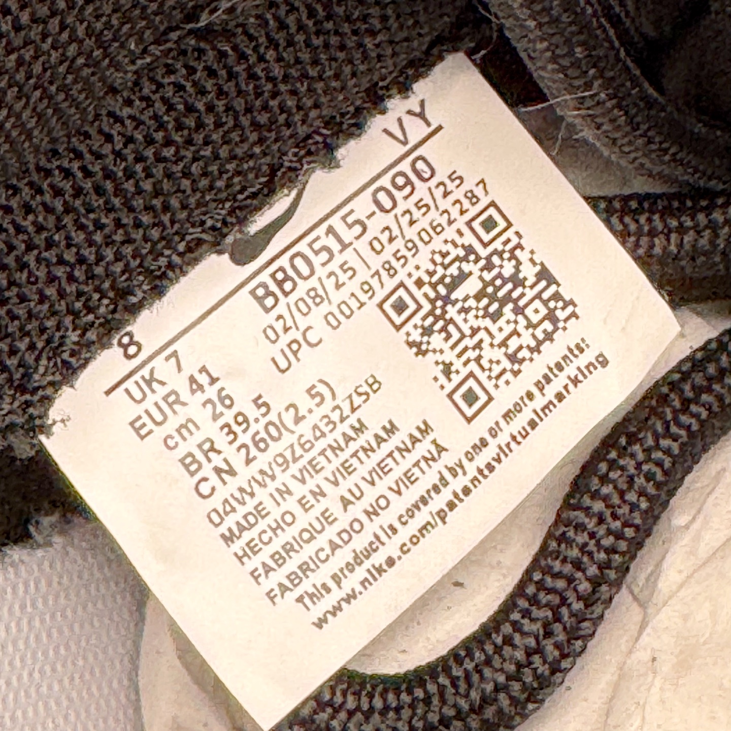 图片[12]-＃YC纯原 NK Dunk Low 极地冰晶 BB0515-090 此款以极地冰川为灵感，黑白基底如极夜覆雪，淡蓝Swoosh划破沉寂，在简约中注入灵气，打造清爽高级的视觉基调。黑色解构绑带与鞋底构成整体硬核支撑，鞋侧「Remake」手写字体暗藏颠覆基因，不仅保留Dunk原始血统，更赋予了现代的冰川美学。定制系列天花板 无原鞋不开发 全系列得物原鞋一比一校对开发 配色持续更新中 终端对接 优势输出 全套原厂楦头原纸板数据档案倾力打造 原汁原味莞产 极致还原 圈内最强针车工艺 高端零售指定版 广东原厂配套原盒原标 鞋盒分三个尺码段 原厂冲刀 超高清洁度 全鞋零毛边皮料切割 采用原厂百宏鞋带以及原厂百宏织唛舌标 内标可供原厂几率过验 进口原装条纹中底布 四线拉帮白色点胶 原厂拉帮手法遵循公司 原厂电绣 极致还原 尺码：36 36.5 37.5 38 38.5 39 40 40.5 41 42 42.5 43 44 44.5 45 46-选品中心