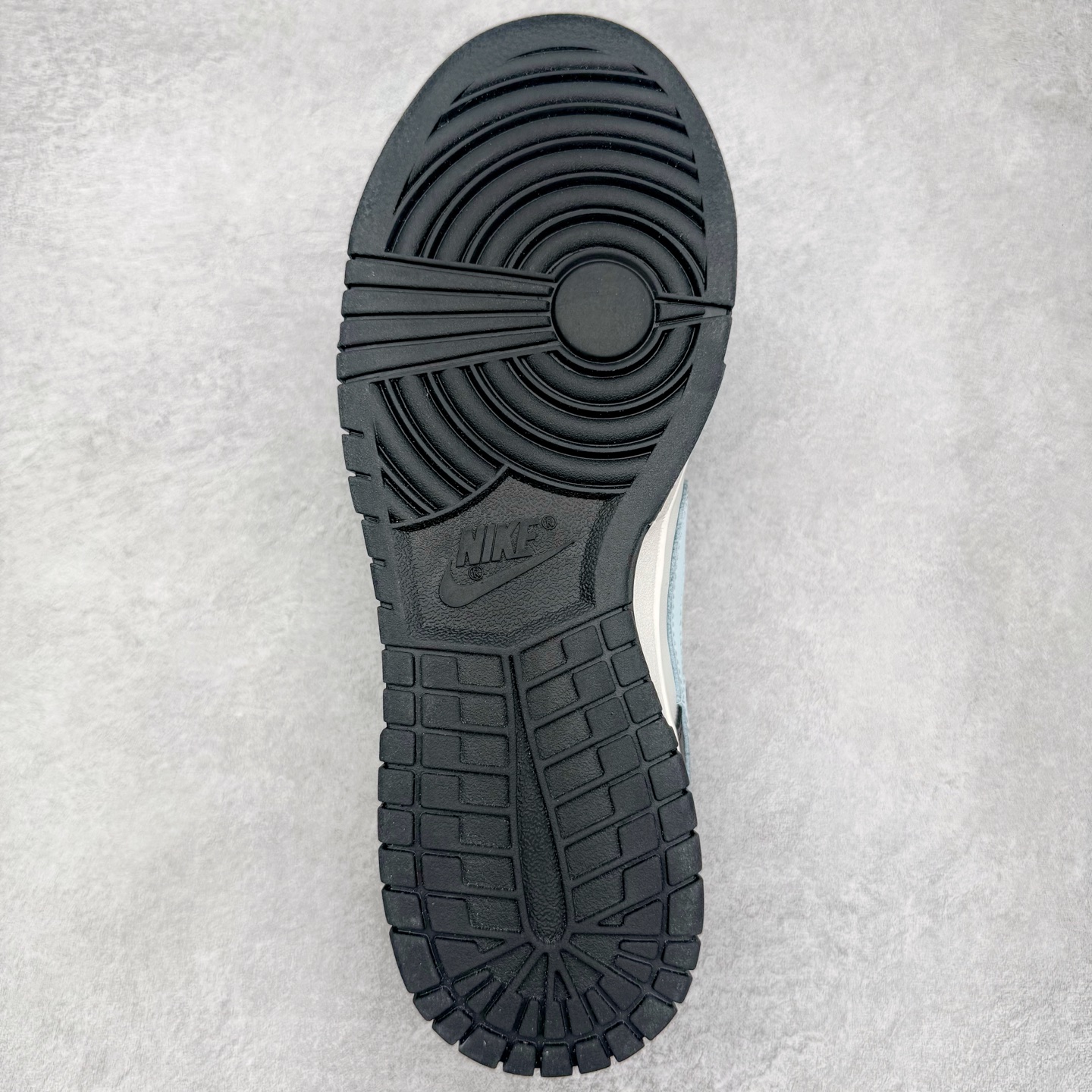 图片[9]-＃YC纯原 NK Dunk Low 极地冰晶 BB0515-090 此款以极地冰川为灵感，黑白基底如极夜覆雪，淡蓝Swoosh划破沉寂，在简约中注入灵气，打造清爽高级的视觉基调。黑色解构绑带与鞋底构成整体硬核支撑，鞋侧「Remake」手写字体暗藏颠覆基因，不仅保留Dunk原始血统，更赋予了现代的冰川美学。定制系列天花板 无原鞋不开发 全系列得物原鞋一比一校对开发 配色持续更新中 终端对接 优势输出 全套原厂楦头原纸板数据档案倾力打造 原汁原味莞产 极致还原 圈内最强针车工艺 高端零售指定版 广东原厂配套原盒原标 鞋盒分三个尺码段 原厂冲刀 超高清洁度 全鞋零毛边皮料切割 采用原厂百宏鞋带以及原厂百宏织唛舌标 内标可供原厂几率过验 进口原装条纹中底布 四线拉帮白色点胶 原厂拉帮手法遵循公司 原厂电绣 极致还原 尺码：36 36.5 37.5 38 38.5 39 40 40.5 41 42 42.5 43 44 44.5 45 46-选品中心