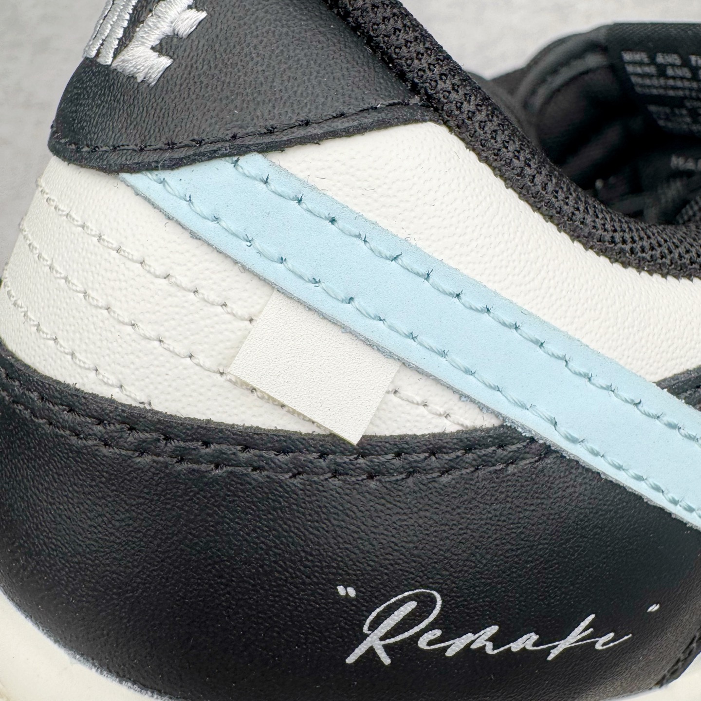 图片[16]-＃YC纯原 NK Dunk Low 极地冰晶 BB0515-090 此款以极地冰川为灵感，黑白基底如极夜覆雪，淡蓝Swoosh划破沉寂，在简约中注入灵气，打造清爽高级的视觉基调。黑色解构绑带与鞋底构成整体硬核支撑，鞋侧「Remake」手写字体暗藏颠覆基因，不仅保留Dunk原始血统，更赋予了现代的冰川美学。定制系列天花板 无原鞋不开发 全系列得物原鞋一比一校对开发 配色持续更新中 终端对接 优势输出 全套原厂楦头原纸板数据档案倾力打造 原汁原味莞产 极致还原 圈内最强针车工艺 高端零售指定版 广东原厂配套原盒原标 鞋盒分三个尺码段 原厂冲刀 超高清洁度 全鞋零毛边皮料切割 采用原厂百宏鞋带以及原厂百宏织唛舌标 内标可供原厂几率过验 进口原装条纹中底布 四线拉帮白色点胶 原厂拉帮手法遵循公司 原厂电绣 极致还原 尺码：36 36.5 37.5 38 38.5 39 40 40.5 41 42 42.5 43 44 44.5 45 46-选品中心