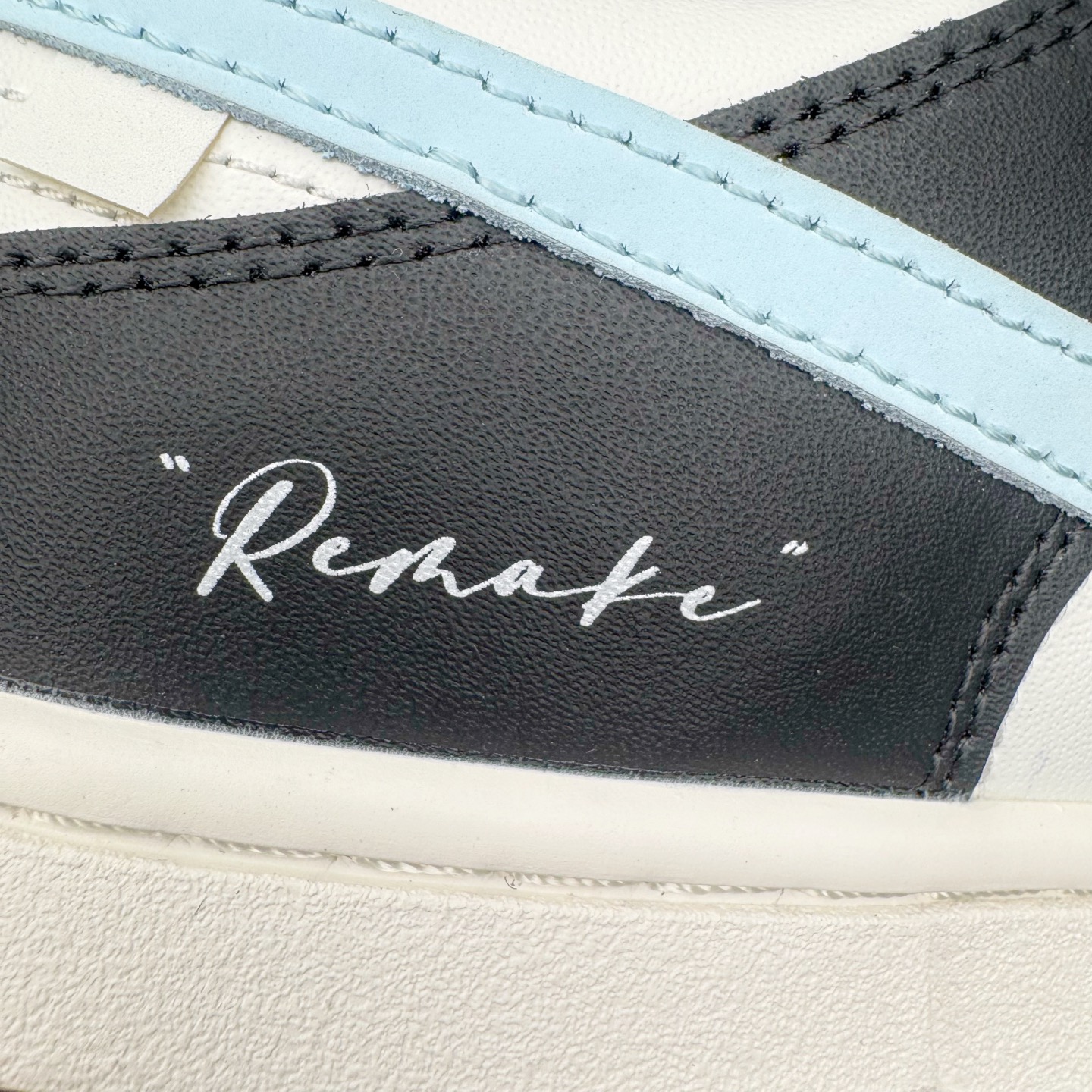 图片[17]-＃YC纯原 NK Dunk Low 极地冰晶 BB0515-090 此款以极地冰川为灵感，黑白基底如极夜覆雪，淡蓝Swoosh划破沉寂，在简约中注入灵气，打造清爽高级的视觉基调。黑色解构绑带与鞋底构成整体硬核支撑，鞋侧「Remake」手写字体暗藏颠覆基因，不仅保留Dunk原始血统，更赋予了现代的冰川美学。定制系列天花板 无原鞋不开发 全系列得物原鞋一比一校对开发 配色持续更新中 终端对接 优势输出 全套原厂楦头原纸板数据档案倾力打造 原汁原味莞产 极致还原 圈内最强针车工艺 高端零售指定版 广东原厂配套原盒原标 鞋盒分三个尺码段 原厂冲刀 超高清洁度 全鞋零毛边皮料切割 采用原厂百宏鞋带以及原厂百宏织唛舌标 内标可供原厂几率过验 进口原装条纹中底布 四线拉帮白色点胶 原厂拉帮手法遵循公司 原厂电绣 极致还原 尺码：36 36.5 37.5 38 38.5 39 40 40.5 41 42 42.5 43 44 44.5 45 46-选品中心