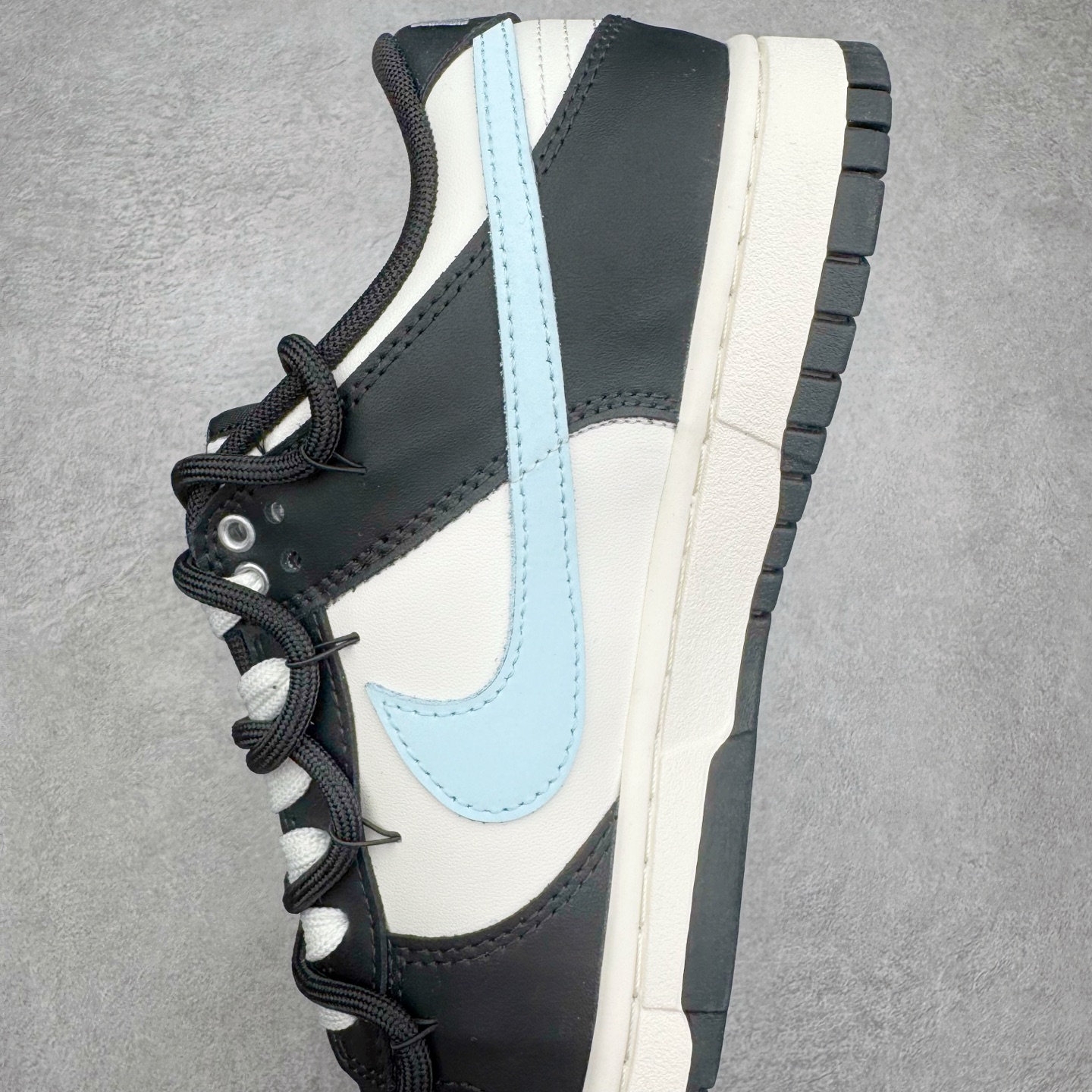 图片[7]-＃YC纯原 NK Dunk Low 极地冰晶 BB0515-090 此款以极地冰川为灵感，黑白基底如极夜覆雪，淡蓝Swoosh划破沉寂，在简约中注入灵气，打造清爽高级的视觉基调。黑色解构绑带与鞋底构成整体硬核支撑，鞋侧「Remake」手写字体暗藏颠覆基因，不仅保留Dunk原始血统，更赋予了现代的冰川美学。定制系列天花板 无原鞋不开发 全系列得物原鞋一比一校对开发 配色持续更新中 终端对接 优势输出 全套原厂楦头原纸板数据档案倾力打造 原汁原味莞产 极致还原 圈内最强针车工艺 高端零售指定版 广东原厂配套原盒原标 鞋盒分三个尺码段 原厂冲刀 超高清洁度 全鞋零毛边皮料切割 采用原厂百宏鞋带以及原厂百宏织唛舌标 内标可供原厂几率过验 进口原装条纹中底布 四线拉帮白色点胶 原厂拉帮手法遵循公司 原厂电绣 极致还原 尺码：36 36.5 37.5 38 38.5 39 40 40.5 41 42 42.5 43 44 44.5 45 46-选品中心