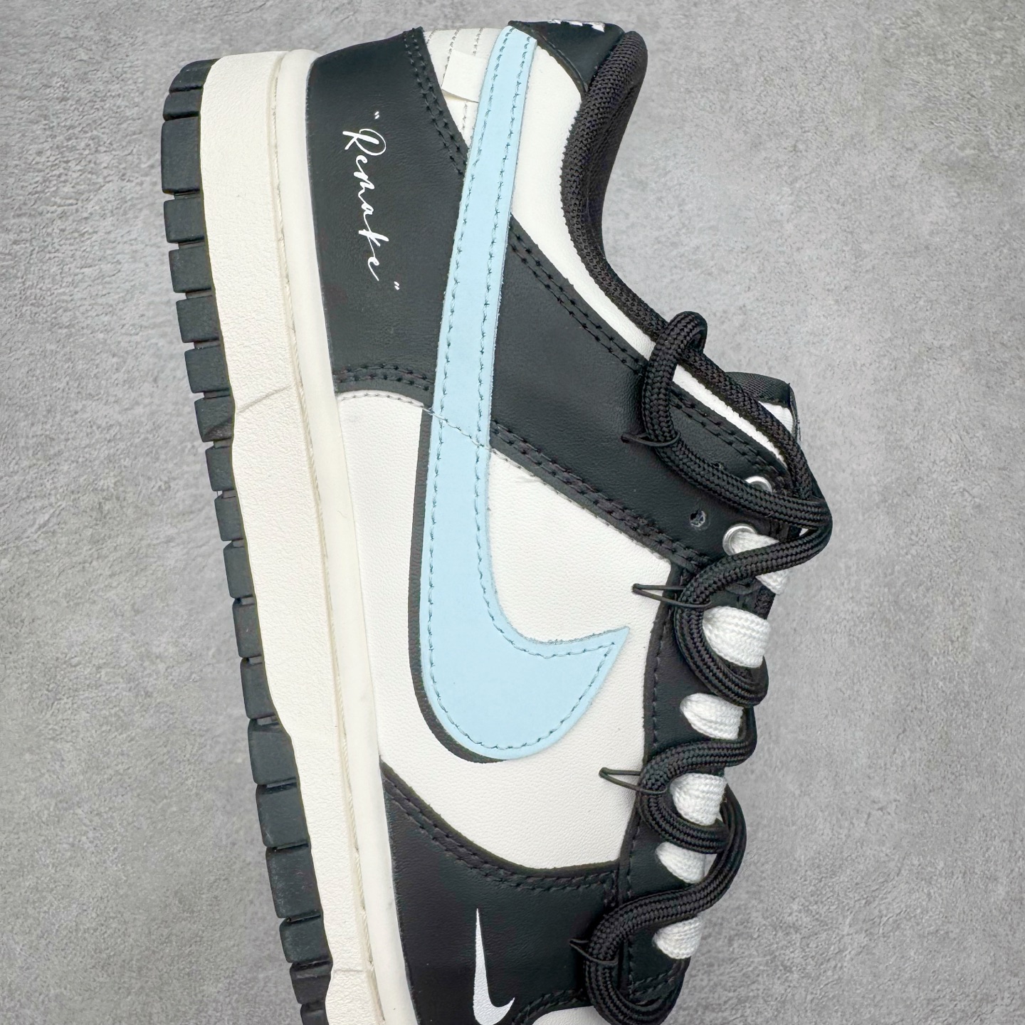 图片[6]-＃YC纯原 NK Dunk Low 极地冰晶 BB0515-090 此款以极地冰川为灵感，黑白基底如极夜覆雪，淡蓝Swoosh划破沉寂，在简约中注入灵气，打造清爽高级的视觉基调。黑色解构绑带与鞋底构成整体硬核支撑，鞋侧「Remake」手写字体暗藏颠覆基因，不仅保留Dunk原始血统，更赋予了现代的冰川美学。定制系列天花板 无原鞋不开发 全系列得物原鞋一比一校对开发 配色持续更新中 终端对接 优势输出 全套原厂楦头原纸板数据档案倾力打造 原汁原味莞产 极致还原 圈内最强针车工艺 高端零售指定版 广东原厂配套原盒原标 鞋盒分三个尺码段 原厂冲刀 超高清洁度 全鞋零毛边皮料切割 采用原厂百宏鞋带以及原厂百宏织唛舌标 内标可供原厂几率过验 进口原装条纹中底布 四线拉帮白色点胶 原厂拉帮手法遵循公司 原厂电绣 极致还原 尺码：36 36.5 37.5 38 38.5 39 40 40.5 41 42 42.5 43 44 44.5 45 46-选品中心
