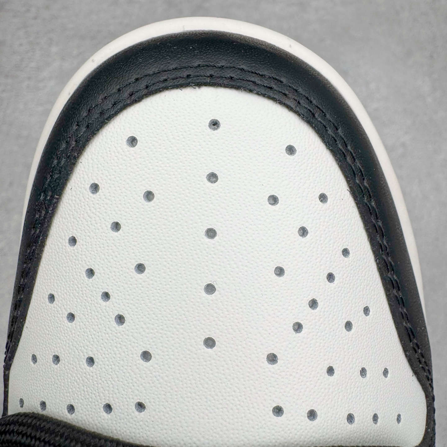 图片[14]-＃YC纯原 NK Dunk Low 极地冰晶 BB0515-090 此款以极地冰川为灵感，黑白基底如极夜覆雪，淡蓝Swoosh划破沉寂，在简约中注入灵气，打造清爽高级的视觉基调。黑色解构绑带与鞋底构成整体硬核支撑，鞋侧「Remake」手写字体暗藏颠覆基因，不仅保留Dunk原始血统，更赋予了现代的冰川美学。定制系列天花板 无原鞋不开发 全系列得物原鞋一比一校对开发 配色持续更新中 终端对接 优势输出 全套原厂楦头原纸板数据档案倾力打造 原汁原味莞产 极致还原 圈内最强针车工艺 高端零售指定版 广东原厂配套原盒原标 鞋盒分三个尺码段 原厂冲刀 超高清洁度 全鞋零毛边皮料切割 采用原厂百宏鞋带以及原厂百宏织唛舌标 内标可供原厂几率过验 进口原装条纹中底布 四线拉帮白色点胶 原厂拉帮手法遵循公司 原厂电绣 极致还原 尺码：36 36.5 37.5 38 38.5 39 40 40.5 41 42 42.5 43 44 44.5 45 46-选品中心