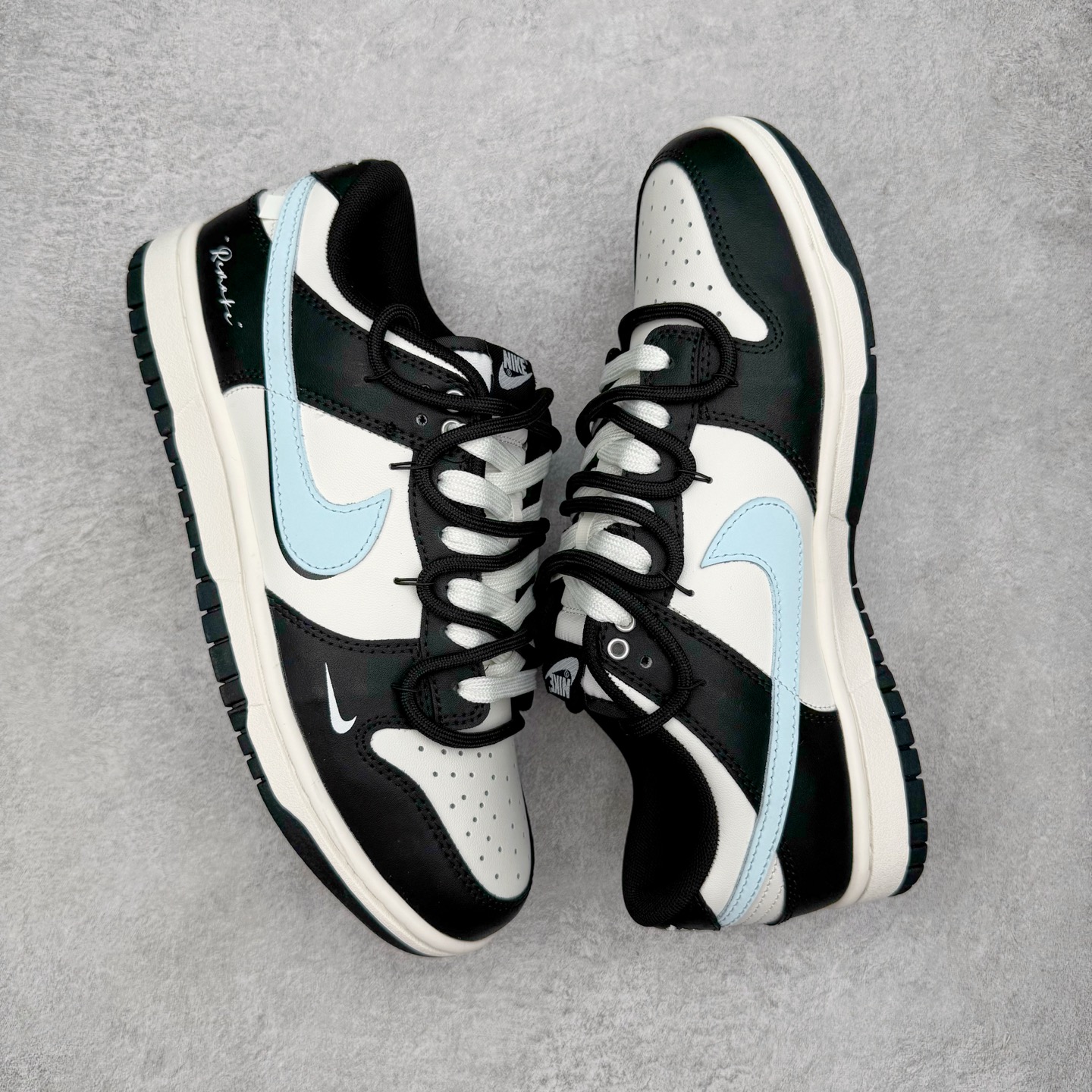 图片[3]-＃YC纯原 NK Dunk Low 极地冰晶 BB0515-090 此款以极地冰川为灵感，黑白基底如极夜覆雪，淡蓝Swoosh划破沉寂，在简约中注入灵气，打造清爽高级的视觉基调。黑色解构绑带与鞋底构成整体硬核支撑，鞋侧「Remake」手写字体暗藏颠覆基因，不仅保留Dunk原始血统，更赋予了现代的冰川美学。定制系列天花板 无原鞋不开发 全系列得物原鞋一比一校对开发 配色持续更新中 终端对接 优势输出 全套原厂楦头原纸板数据档案倾力打造 原汁原味莞产 极致还原 圈内最强针车工艺 高端零售指定版 广东原厂配套原盒原标 鞋盒分三个尺码段 原厂冲刀 超高清洁度 全鞋零毛边皮料切割 采用原厂百宏鞋带以及原厂百宏织唛舌标 内标可供原厂几率过验 进口原装条纹中底布 四线拉帮白色点胶 原厂拉帮手法遵循公司 原厂电绣 极致还原 尺码：36 36.5 37.5 38 38.5 39 40 40.5 41 42 42.5 43 44 44.5 45 46-选品中心