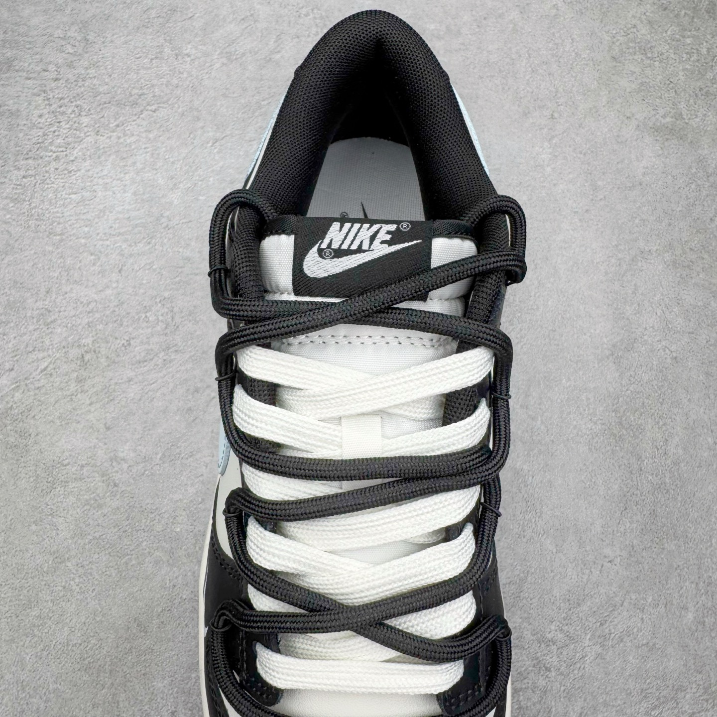 图片[5]-＃YC纯原 NK Dunk Low 极地冰晶 BB0515-090 此款以极地冰川为灵感，黑白基底如极夜覆雪，淡蓝Swoosh划破沉寂，在简约中注入灵气，打造清爽高级的视觉基调。黑色解构绑带与鞋底构成整体硬核支撑，鞋侧「Remake」手写字体暗藏颠覆基因，不仅保留Dunk原始血统，更赋予了现代的冰川美学。定制系列天花板 无原鞋不开发 全系列得物原鞋一比一校对开发 配色持续更新中 终端对接 优势输出 全套原厂楦头原纸板数据档案倾力打造 原汁原味莞产 极致还原 圈内最强针车工艺 高端零售指定版 广东原厂配套原盒原标 鞋盒分三个尺码段 原厂冲刀 超高清洁度 全鞋零毛边皮料切割 采用原厂百宏鞋带以及原厂百宏织唛舌标 内标可供原厂几率过验 进口原装条纹中底布 四线拉帮白色点胶 原厂拉帮手法遵循公司 原厂电绣 极致还原 尺码：36 36.5 37.5 38 38.5 39 40 40.5 41 42 42.5 43 44 44.5 45 46-选品中心