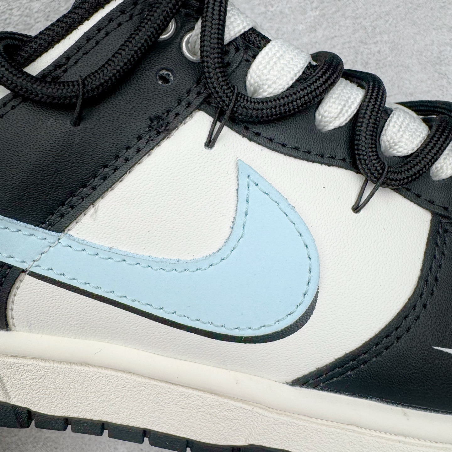 图片[18]-＃YC纯原 NK Dunk Low 极地冰晶 BB0515-090 此款以极地冰川为灵感，黑白基底如极夜覆雪，淡蓝Swoosh划破沉寂，在简约中注入灵气，打造清爽高级的视觉基调。黑色解构绑带与鞋底构成整体硬核支撑，鞋侧「Remake」手写字体暗藏颠覆基因，不仅保留Dunk原始血统，更赋予了现代的冰川美学。定制系列天花板 无原鞋不开发 全系列得物原鞋一比一校对开发 配色持续更新中 终端对接 优势输出 全套原厂楦头原纸板数据档案倾力打造 原汁原味莞产 极致还原 圈内最强针车工艺 高端零售指定版 广东原厂配套原盒原标 鞋盒分三个尺码段 原厂冲刀 超高清洁度 全鞋零毛边皮料切割 采用原厂百宏鞋带以及原厂百宏织唛舌标 内标可供原厂几率过验 进口原装条纹中底布 四线拉帮白色点胶 原厂拉帮手法遵循公司 原厂电绣 极致还原 尺码：36 36.5 37.5 38 38.5 39 40 40.5 41 42 42.5 43 44 44.5 45 46-选品中心