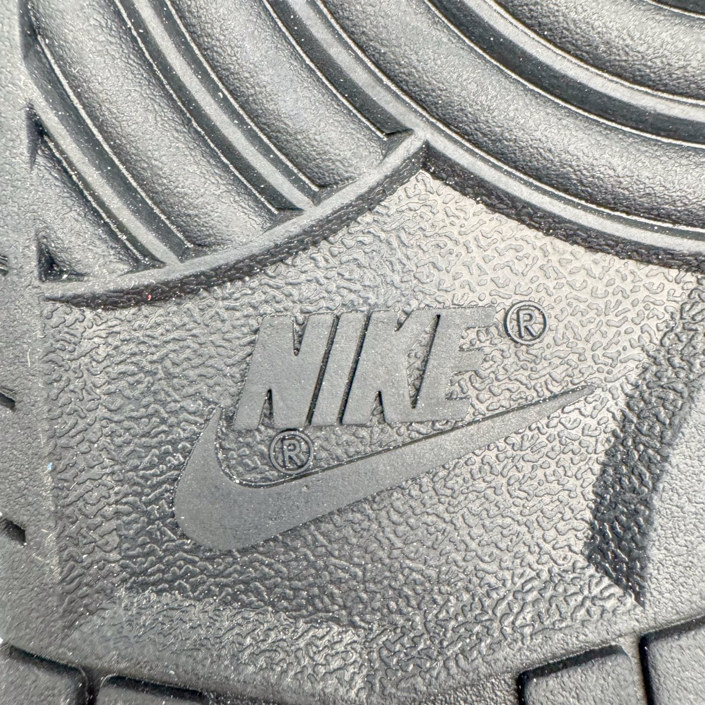 图片[20]-＃YC纯原 NK Dunk Low 极地冰晶 BB0515-090 此款以极地冰川为灵感，黑白基底如极夜覆雪，淡蓝Swoosh划破沉寂，在简约中注入灵气，打造清爽高级的视觉基调。黑色解构绑带与鞋底构成整体硬核支撑，鞋侧「Remake」手写字体暗藏颠覆基因，不仅保留Dunk原始血统，更赋予了现代的冰川美学。定制系列天花板 无原鞋不开发 全系列得物原鞋一比一校对开发 配色持续更新中 终端对接 优势输出 全套原厂楦头原纸板数据档案倾力打造 原汁原味莞产 极致还原 圈内最强针车工艺 高端零售指定版 广东原厂配套原盒原标 鞋盒分三个尺码段 原厂冲刀 超高清洁度 全鞋零毛边皮料切割 采用原厂百宏鞋带以及原厂百宏织唛舌标 内标可供原厂几率过验 进口原装条纹中底布 四线拉帮白色点胶 原厂拉帮手法遵循公司 原厂电绣 极致还原 尺码：36 36.5 37.5 38 38.5 39 40 40.5 41 42 42.5 43 44 44.5 45 46-选品中心