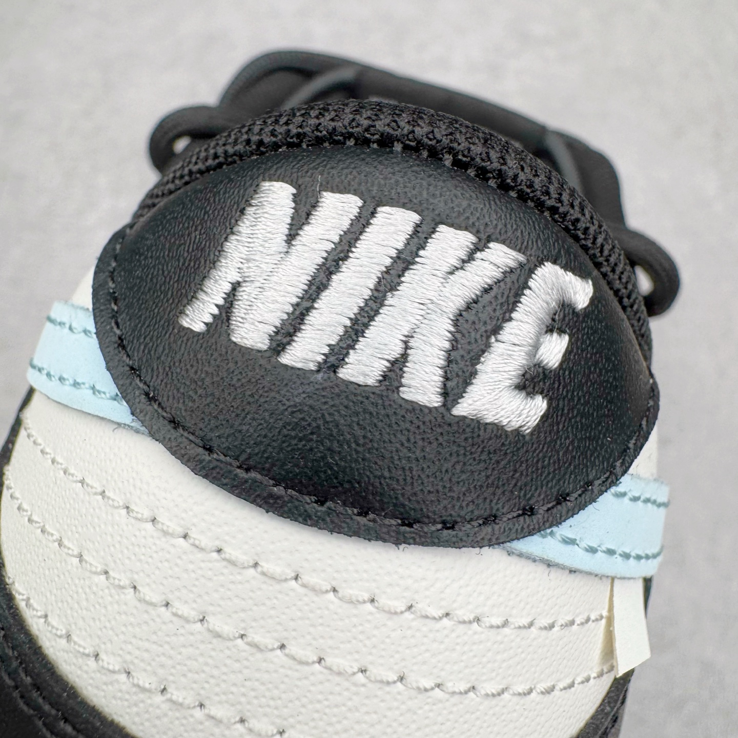 图片[15]-＃YC纯原 NK Dunk Low 极地冰晶 BB0515-090 此款以极地冰川为灵感，黑白基底如极夜覆雪，淡蓝Swoosh划破沉寂，在简约中注入灵气，打造清爽高级的视觉基调。黑色解构绑带与鞋底构成整体硬核支撑，鞋侧「Remake」手写字体暗藏颠覆基因，不仅保留Dunk原始血统，更赋予了现代的冰川美学。定制系列天花板 无原鞋不开发 全系列得物原鞋一比一校对开发 配色持续更新中 终端对接 优势输出 全套原厂楦头原纸板数据档案倾力打造 原汁原味莞产 极致还原 圈内最强针车工艺 高端零售指定版 广东原厂配套原盒原标 鞋盒分三个尺码段 原厂冲刀 超高清洁度 全鞋零毛边皮料切割 采用原厂百宏鞋带以及原厂百宏织唛舌标 内标可供原厂几率过验 进口原装条纹中底布 四线拉帮白色点胶 原厂拉帮手法遵循公司 原厂电绣 极致还原 尺码：36 36.5 37.5 38 38.5 39 40 40.5 41 42 42.5 43 44 44.5 45 46-选品中心