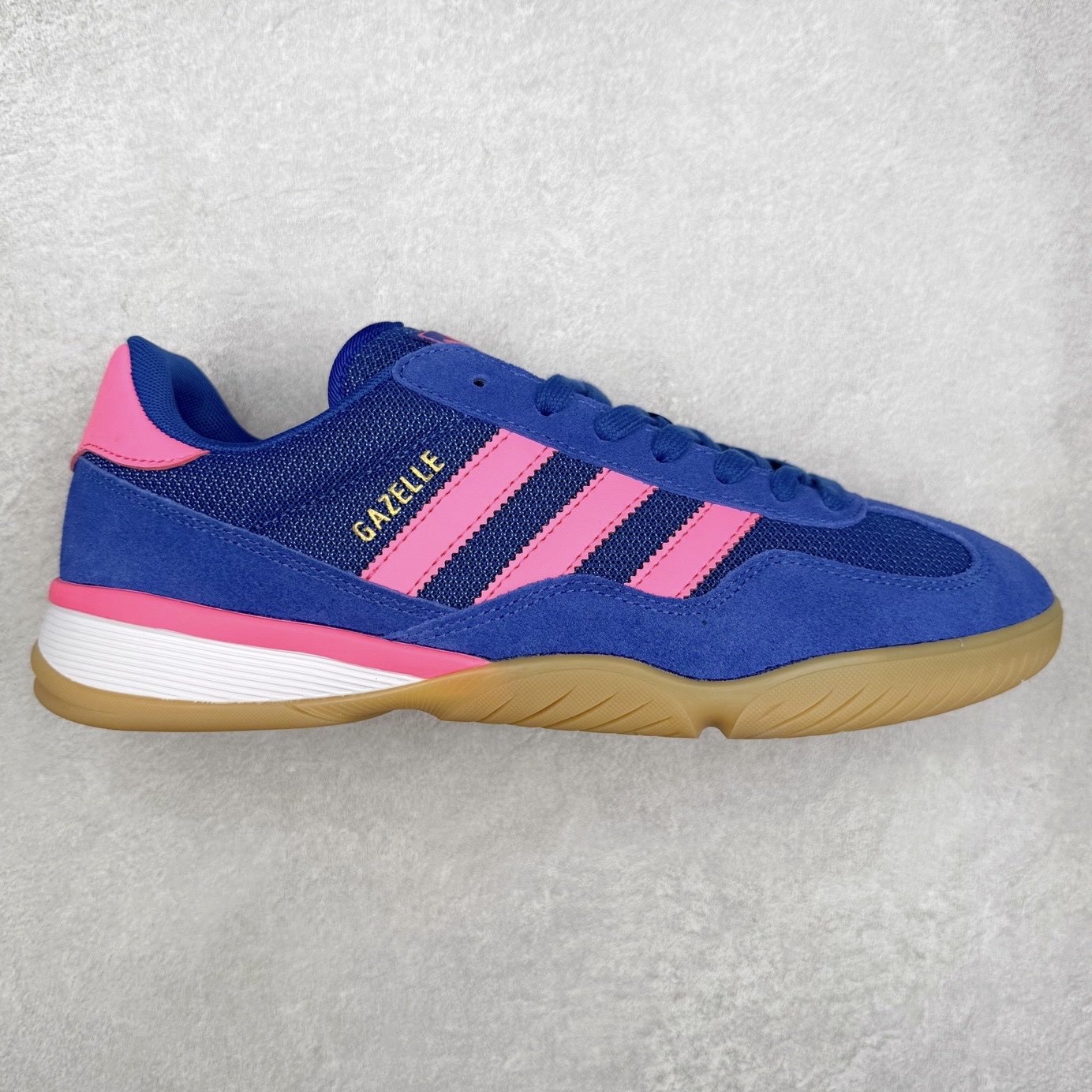 AD Originals Gazelle Sala 舒适柔软耐磨低帮 生活休闲鞋 男女同款 JR3838 实拍调校N版已经零色差零失真 百分百还原实物色彩所见即所得 不存在货不对板色差等低级问题 选购参考实物拍摄 不混卖不参货 只用心做好货严格选品 承诺混一赔十 尺码：36 36.5 37.5 38 38.5 39 40 40.5 41 42 42.5 43 44 44.5 45-选品中心