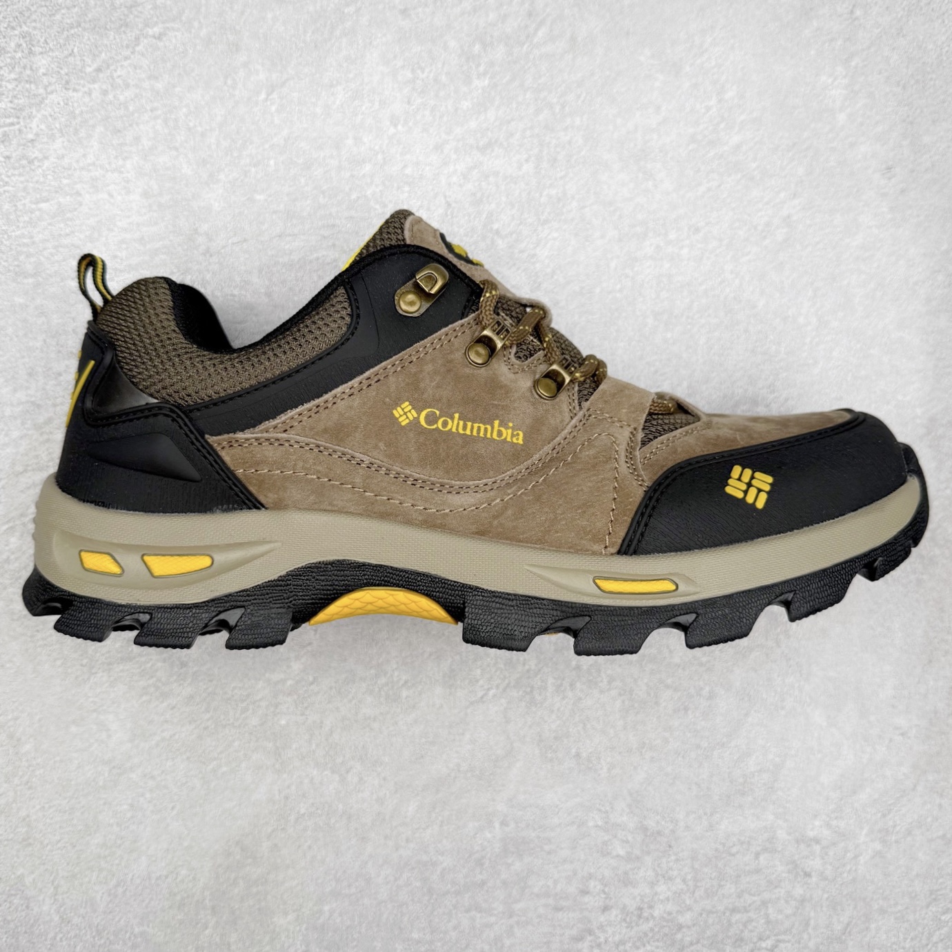 Columbia 哥伦比亚户外登山鞋休闲鞋户外越野徒步鞋广东大厂品质 面料采用进口磨砂牛皮 鞋底采用Vibram黄金大底 专门为鞋底设计的橡胶以出色的耐磨性，良好的防滑性，均匀的质地获得了众多品牌的认可Columbia成立于1938年，源自美国俄勒 州波特兰市，是有着80年悠久历史的国际户外品牌。作为户外科技的先驱者，哥伦比亚倡导“Tested Tough要玩就玩真的”品牌精神。实地测试文化作为其品牌基因，致力透过产品传递品牌精髓.Columbia执着于让消费者在户外得到专业的真实保护，可以更长时间地享受户外乐趣 尺码：40-45（运动码）-选品中心
