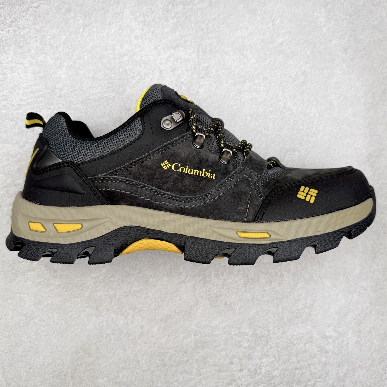 Columbia 哥伦比亚户外登山鞋休闲鞋户外越野徒步鞋广东大厂品质 面料采用进口磨砂牛皮 鞋底采用Vibram黄金大底 专门为鞋底设计的橡胶以出色的耐磨性，良好的防滑性，均匀的质地获得了众多品牌的认可Columbia成立于1938年，源自美国俄勒 州波特兰市，是有着80年悠久历史的国际户外品牌。作为户外科技的先驱者，哥伦比亚倡导“Tested Tough要玩就玩真的”品牌精神。实地测试文化作为其品牌基因，致力透过产品传递品牌精髓.Columbia执着于让消费者在户外得到专业的真实保护，可以更长时间地享受户外乐趣 尺码：40-45（运动码）-选品中心