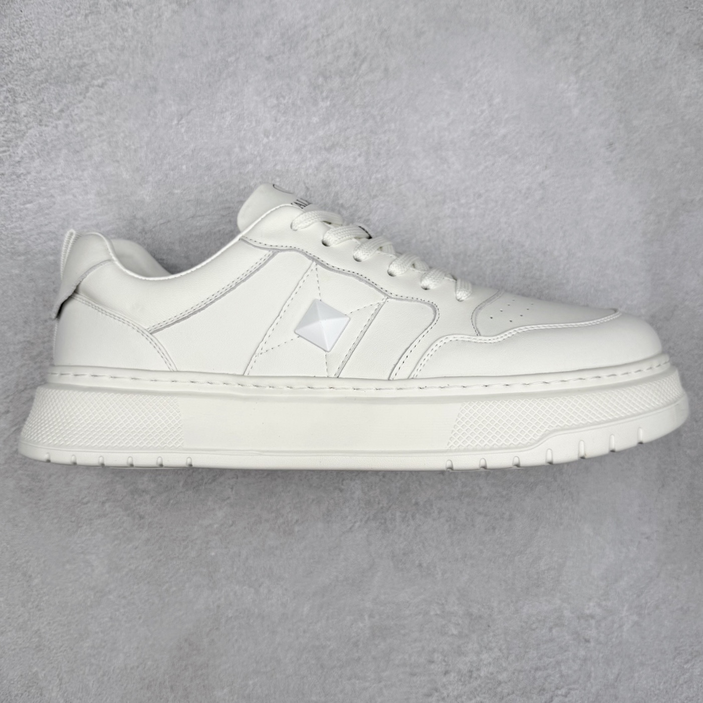 Valentino 华伦天奴 Rockstud untitled 厚底休闲铆钉小白鞋 明星同款 软羊皮低帮运动板鞋 经典百搭款绗缝格纹打造瞩目朋克风格 考究皮质构塑和简洁轮廓 流畅的线条奠定酷感基调 装饰质感橡胶效果 侧面铆钉装饰 穿出了不一样的随性和时髦 阿那亚大秀可谓是刷爆了时尚圈 鞋面全油边 面料：定制牛皮+独家开模橡胶发泡大底 轻便防滑耐磨 脚感舒适 款式耐看做工精细 全套包装 尺码：39 40 41 42 43 44（皮鞋码）-选品中心