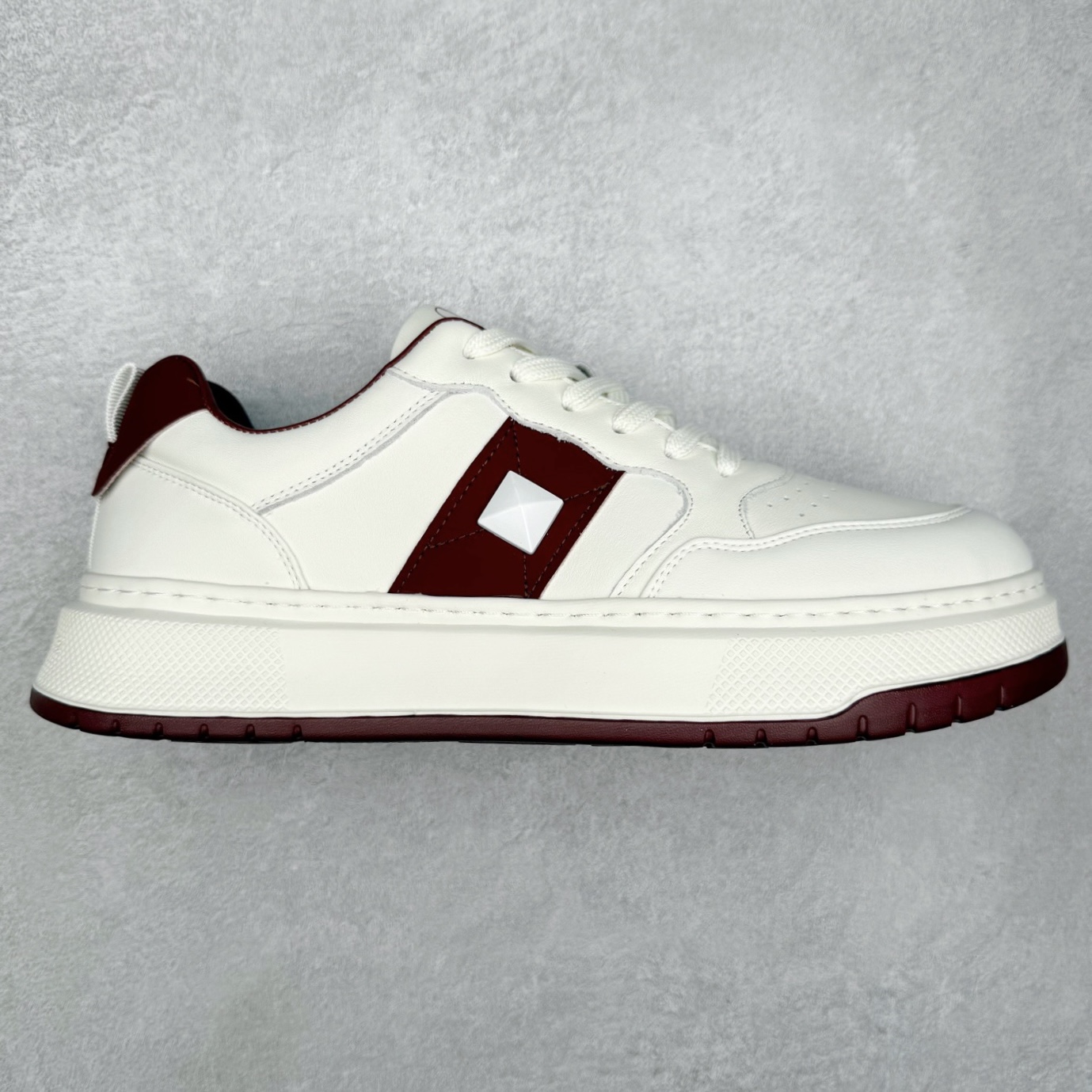 Valentino 华伦天奴 Rockstud untitled 厚底休闲铆钉小白鞋 明星同款 软羊皮低帮运动板鞋 经典百搭款绗缝格纹打造瞩目朋克风格 考究皮质构塑和简洁轮廓 流畅的线条奠定酷感基调 装饰质感橡胶效果 侧面铆钉装饰 穿出了不一样的随性和时髦 阿那亚大秀可谓是刷爆了时尚圈 鞋面全油边 面料：定制牛皮+独家开模橡胶发泡大底 轻便防滑耐磨 脚感舒适 款式耐看做工精细 全套包装 尺码：39 40 41 42 43 44（皮鞋码）-选品中心