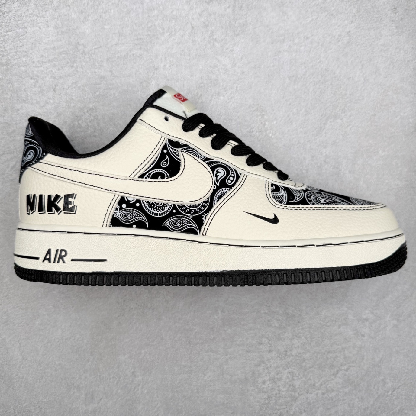 NK Air Force 1´07 Low 空军一号低帮百搭休闲运动板鞋 ZD1988-005 柔软、弹性十足的缓震性能和出色的中底设计 横跨复古与现代的外型结合 造就出风靡全球 三十多年的Force 1 直到今天还深受青睐 实拍调校N版已经零色差零失真 百分百还原实物色彩所见即所得 不存在货不对板色差等低级问题 选购参考实物拍摄 不混卖不参货 只用心做好货严格选品 承诺混一赔十 尺码：36 36.5 37.5 38 38.5 39 40 40.5 41 42 42.5 43 44 44.5 45-选品中心