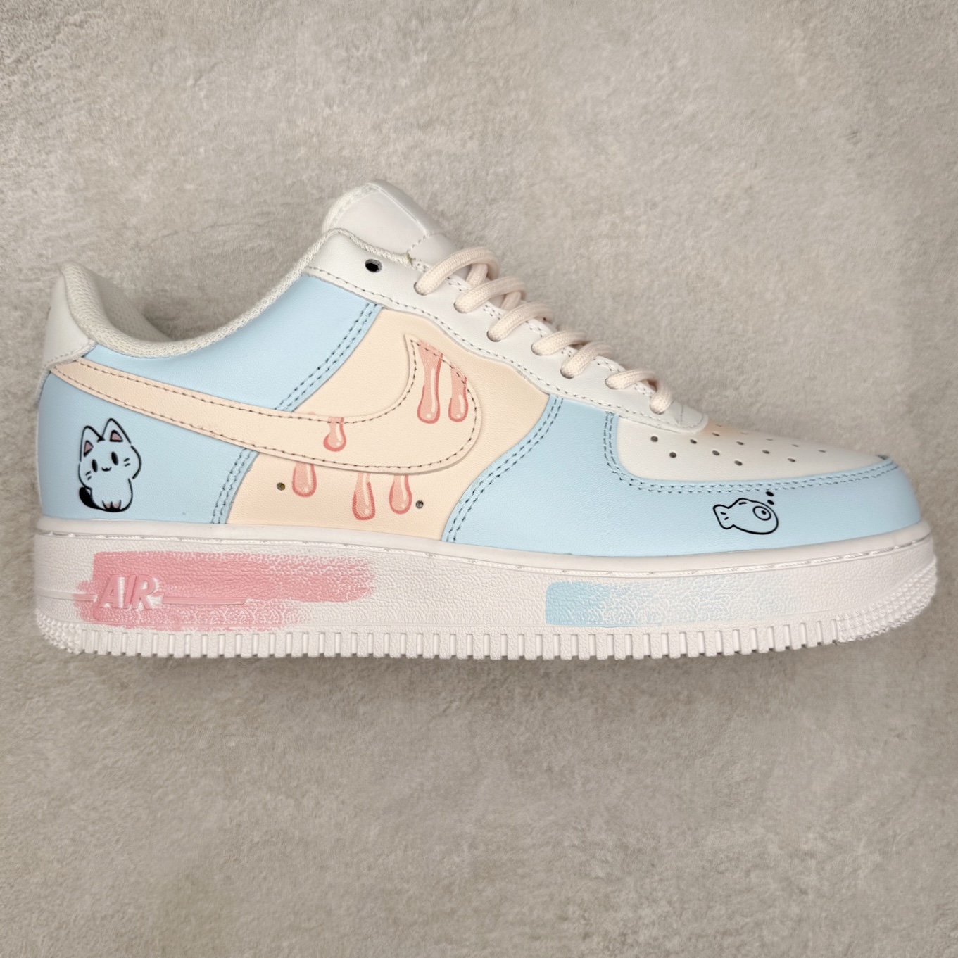 NK Air Force 1´07 Low 空军一号低帮百搭休闲运动板鞋 ZH0316-107 柔软、弹性十足的缓震性能和出色的中底设计 横跨复古与现代的外型结合 造就出风靡全球 三十多年的Force 1 直到今天还深受青睐 实拍调校N版已经零色差零失真 百分百还原实物色彩所见即所得 不存在货不对板色差等低级问题 选购参考实物拍摄 不混卖不参货 只用心做好货严格选品 承诺混一赔十 尺码：36 36.5 37.5 38 38.5 39 40 40.5 41 42 42.5 43 44 44.5 45-选品中心