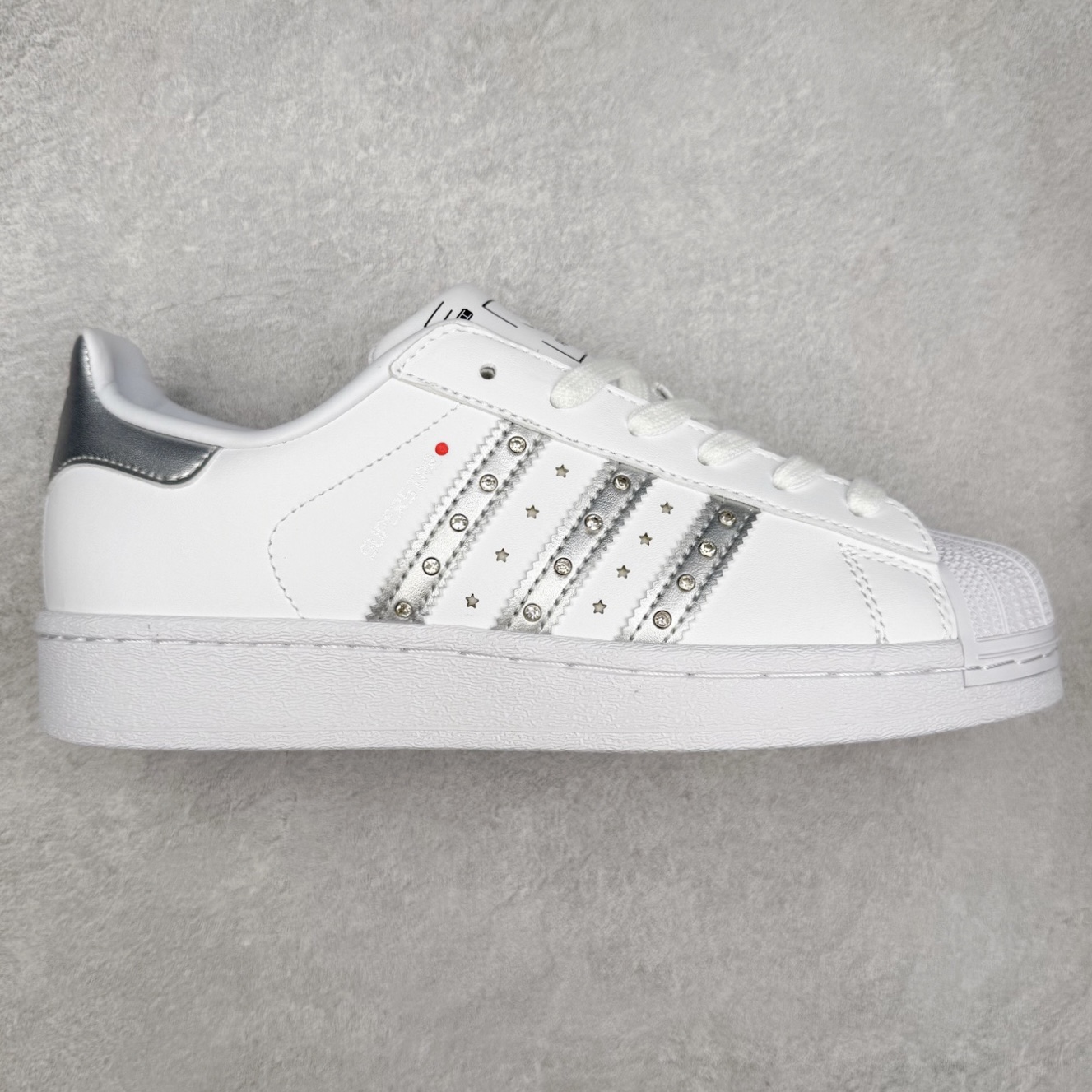AD Originals Superstar 经典复古贝壳头板鞋 JR4505 诞生于1969年 是第一双将全皮面鞋 身与橡胶鞋头结合在一起的低帮篮球鞋 Superstar最开始 是作为高帮篮球鞋Pro Model的低帮版本而出现的 但因为其独特和醒目的橡胶鞋头造型而让大家熟知 被大家形象地称为\\\”shelltoe\\\”贝壳头 在70年代的美国职业篮球场上 接近3/4的NBA球员都将这双Superstar作为场上用鞋 80年代之后 经过不断的改良和发展 Superstar逐渐成为横跨时装、音乐、街头文化、休闲和运动等各大领域的时尚潮鞋 尺码：36 36.5 37 38 38.5 39 40 40.5 41 42 42.5 43 44 44.5 45-选品中心