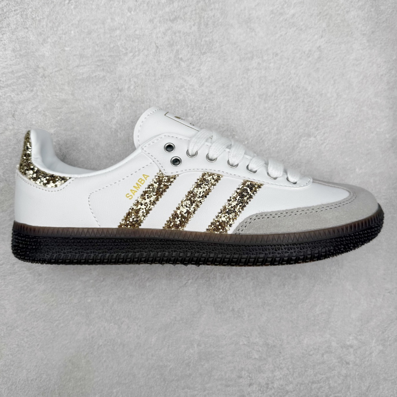 AD Original Samba OG 复古经典轻便板鞋 KL6266 口碑大厂出品 品控大底版型不断改良更新 全套原纸板楦头开发 确保原汁原味 完美呈现桑巴版型 一比一鞋头弧度高度鞋身弧度 此版本只针对中端市场 皮料材质有所更替 其他数据细节工艺流程均保持一致 绝不口嗨 细节品控鞋型随意对比 正确烫金高频细节 原装纳米超迁皮料 独家私模橡胶大底 原盒原配 这款桑巴鞋展示了高质量的工艺 带有装饰的超锁缝制和无缝的手感 柔软、柔软的皮革造型和标志性的3条纹完成了精致的外观 正规合身鞋带 鞋面上有绒面鞋垫 橡胶鞋底 享受正畸套筒软感 自50年代首次亮相以来就一直在赢得粉丝的青睐 尺码：35.5 36 36.5 37.5 38 38.5 39 40 40.5 41 42 42.5 43 44 44.5 45-选品中心