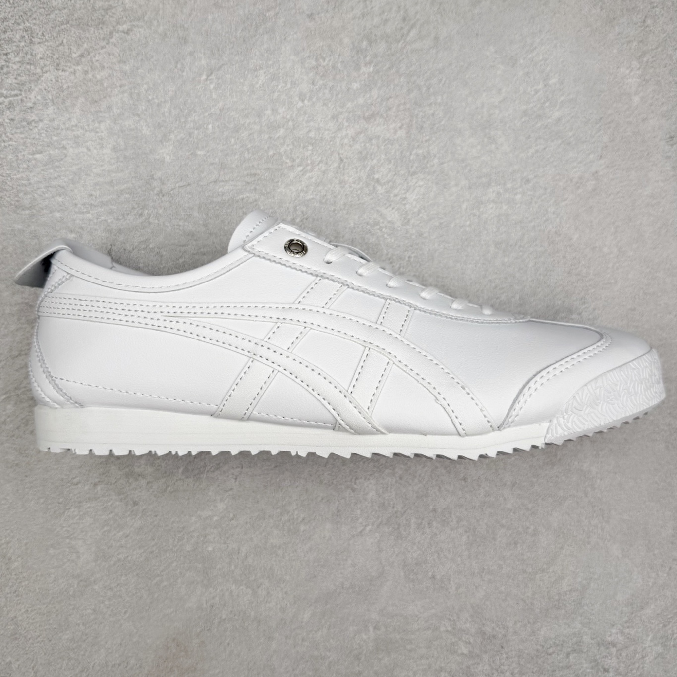 ＃C版 Asics Onitsuka Tiger MEXICO 66 亚瑟士鬼冢虎复古经典板鞋 市场王者选手 海外订单工厂出品 长期生产补货永不断码 超成熟稳定的做工品控 原装全套纸板楦头开发 原汁原味 完美呈现版型 私模正确鞋底咬花纹路 一比一鞋头弧度高度鞋身弧度 绝不口嗨 细节品控鞋型随意秒杀市面 原档咬花纹路私模大底 一个单元有六个三角形 总体形拼接呈现花瓣状 官方四联吊牌 原装Ortholite轻量化鞋垫 原盒原配 质保卡 说明书 钢印防尘纸 纸板中底带钢印 乳胶组合鞋垫 支持全方位的对比专柜 产品从款式颜色造型上体现出追求舒适和细节的完美 鞋类更是推崇手工制作的严谨与完美 融舒适性与可穿性的设计风格 注重细节的完美和别致魅力 既保持稳重 又不失轻松的时尚感 尺码：36 37 37.5 38 39 39.5 40 40.5 41.5 42 42.5 43.5 44 45-选品中心