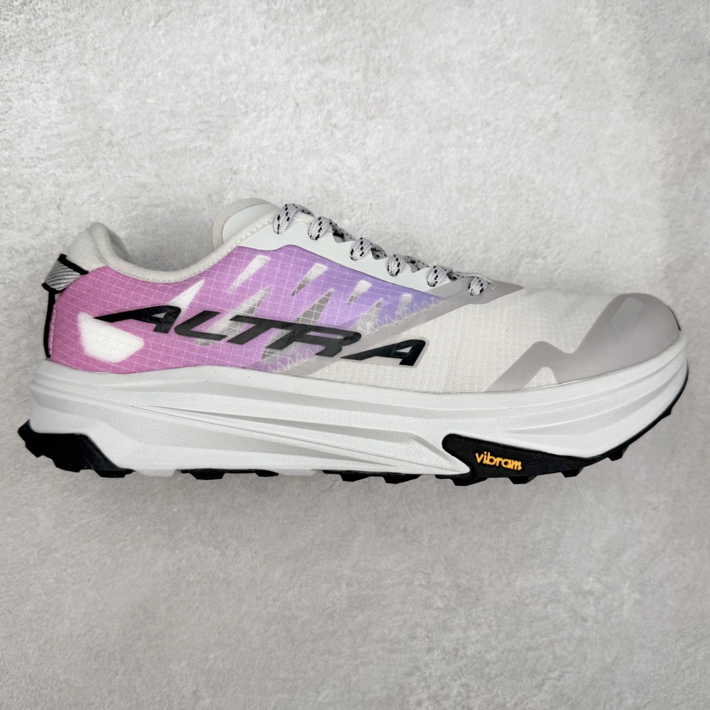 ＃纯原 MONTBLANC/万宝龙 x Altra CARBON Man 舒适时尚简约百搭透气跑步鞋 2009年，长跑精英运动员Golden Harper在美国犹他州创立了“Altra Footwear”，跑鞋特点是采用舒适的FootShape™M（很适鞋楦）设计和独特的BalancedCushioning™（平衡缓冲）技术，帮助遭受伤病困扰的跑者回归跑步，从而迅速积累起良好的口碑。2011年品牌迅速发展，屡获大奖。2015年开始不仅占据全美跑鞋前十，足迹更是遍布全球。2016年Altra正式进入中国市场，凭借独特的品牌风格以及出色的性能表现，三年来获得越来越多普通跑者的喜爱。销售业绩增长迅速，成为中国越野跑市场占有量前三的跑鞋品牌。实拍调校N版已经零色差零失真 百分百还原实物色彩所见即所得 不存在货不对板色差等低级问题 选购参考实物拍摄 不混卖不参货 只用心做好货严格选品 承诺混一赔十 尺码：39 40 40.5 41 42 42.5 43 44 44.5 45 46-选品中心