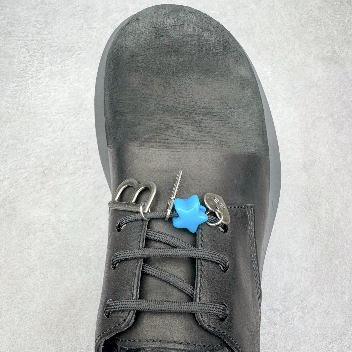 图片[4]-＃GD广顶 Balenciaga Hummer 巴黎世家牛皮革公牛皮 圆头系带德比做旧休闲鞋 象征着时尚的前沿 款式典雅而时尚 突显法式高雅气息 众多国内外一线潮流明星上脚加持 舒适鞋面 具有很好的延展性和透气性 外观设计鞋身运用简洁的黑色进行搭配 上脚颜值高 鞋跟耐磨性强 不易打滑 尺码：39-45（偏大一码）-选品中心