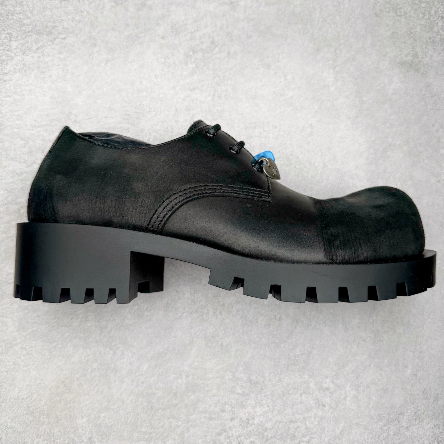 ＃GD广顶 Balenciaga Hummer 巴黎世家牛皮革公牛皮 圆头系带德比做旧休闲鞋 象征着时尚的前沿 款式典雅而时尚 突显法式高雅气息 众多国内外一线潮流明星上脚加持 舒适鞋面 具有很好的延展性和透气性 外观设计鞋身运用简洁的黑色进行搭配 上脚颜值高 鞋跟耐磨性强 不易打滑 尺码：39-45（偏大一码）-选品中心