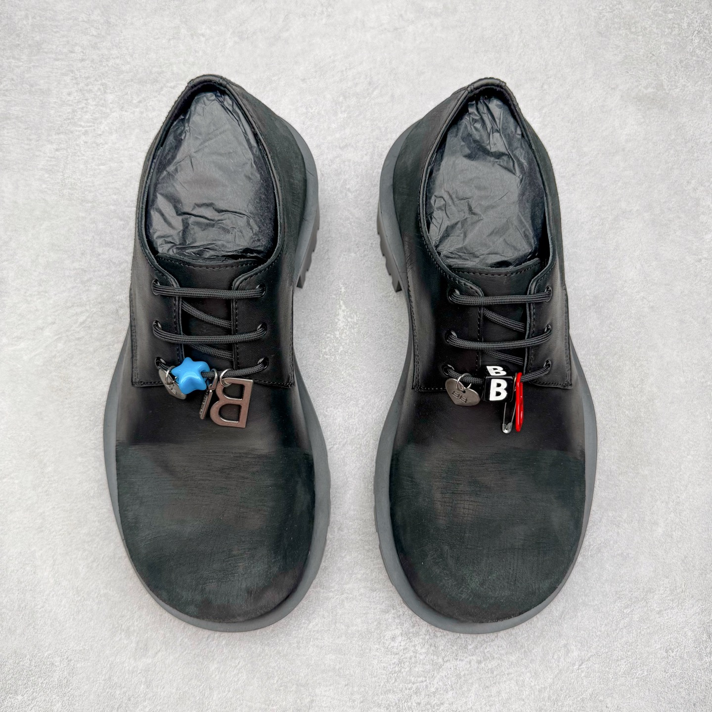 图片[2]-＃GD广顶 Balenciaga Hummer 巴黎世家牛皮革公牛皮 圆头系带德比做旧休闲鞋 象征着时尚的前沿 款式典雅而时尚 突显法式高雅气息 众多国内外一线潮流明星上脚加持 舒适鞋面 具有很好的延展性和透气性 外观设计鞋身运用简洁的黑色进行搭配 上脚颜值高 鞋跟耐磨性强 不易打滑 尺码：39-45（偏大一码）-选品中心