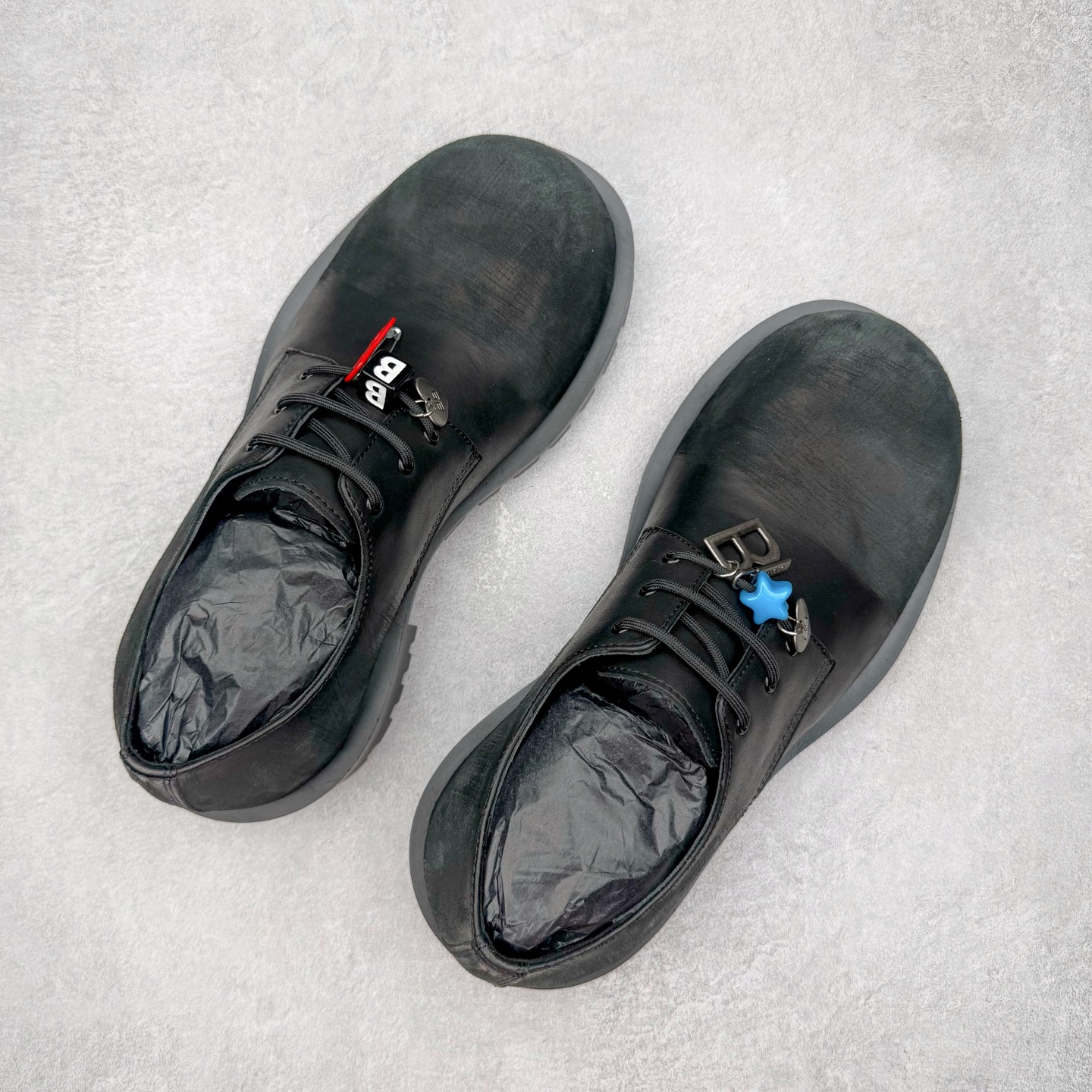 图片[3]-＃GD广顶 Balenciaga Hummer 巴黎世家牛皮革公牛皮 圆头系带德比做旧休闲鞋 象征着时尚的前沿 款式典雅而时尚 突显法式高雅气息 众多国内外一线潮流明星上脚加持 舒适鞋面 具有很好的延展性和透气性 外观设计鞋身运用简洁的黑色进行搭配 上脚颜值高 鞋跟耐磨性强 不易打滑 尺码：39-45（偏大一码）-选品中心