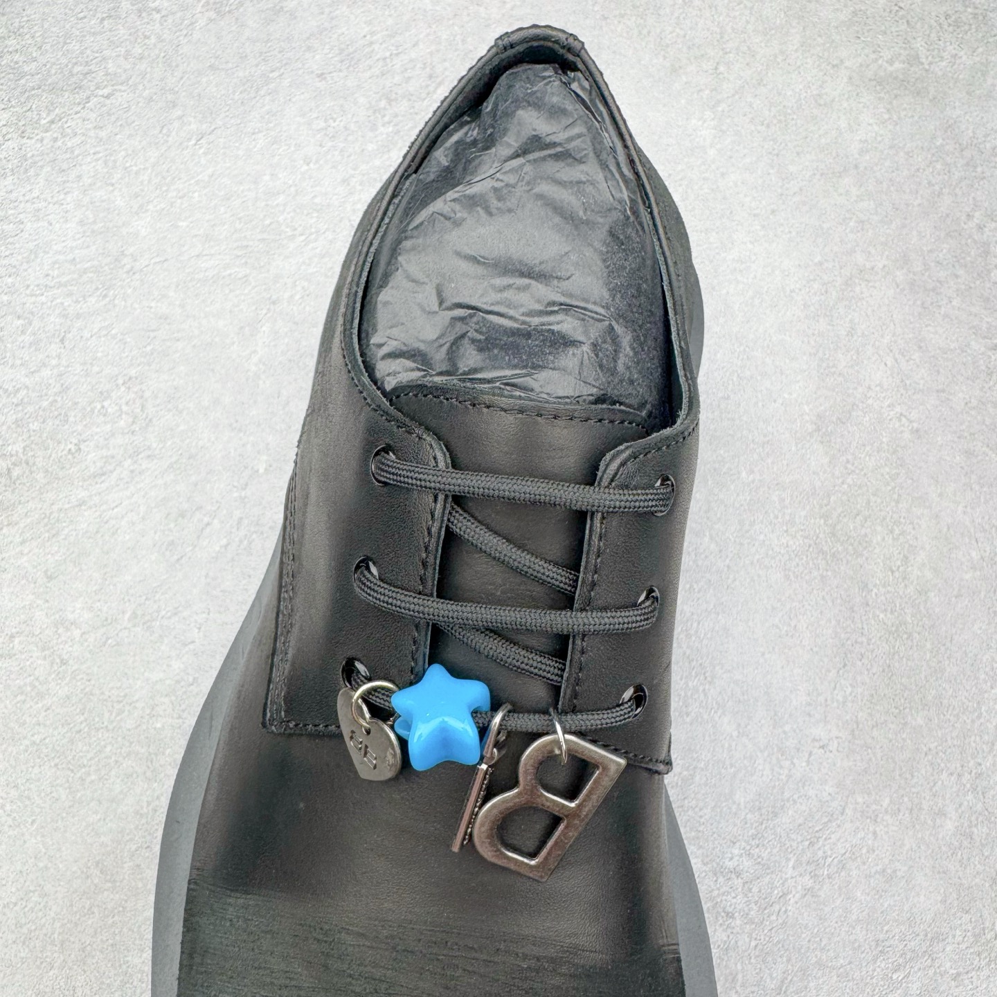 图片[5]-＃GD广顶 Balenciaga Hummer 巴黎世家牛皮革公牛皮 圆头系带德比做旧休闲鞋 象征着时尚的前沿 款式典雅而时尚 突显法式高雅气息 众多国内外一线潮流明星上脚加持 舒适鞋面 具有很好的延展性和透气性 外观设计鞋身运用简洁的黑色进行搭配 上脚颜值高 鞋跟耐磨性强 不易打滑 尺码：39-45（偏大一码）-选品中心