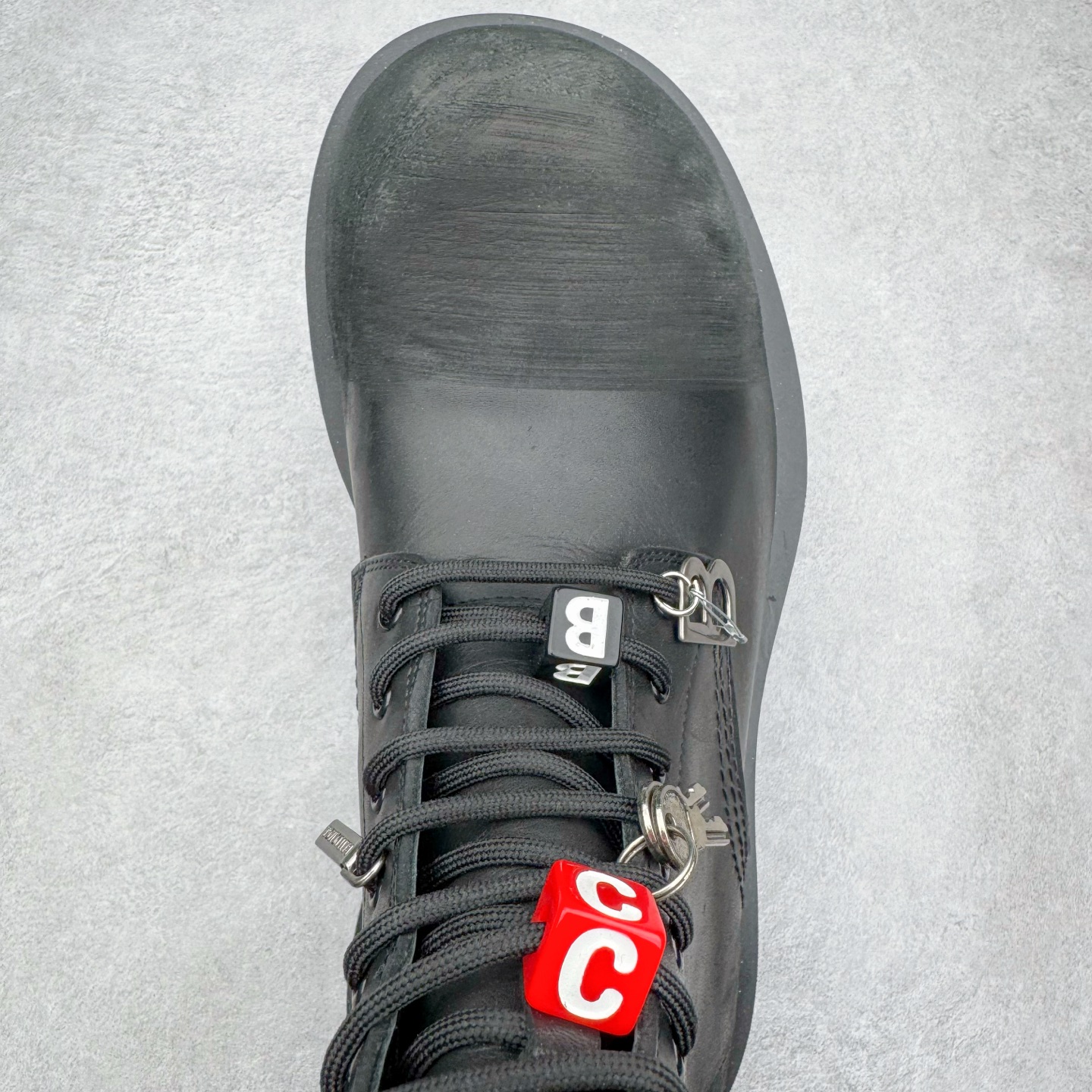 图片[4]-＃GD广顶 Balenciaga Hummer 巴黎世家牛皮 圆头系带短筒马丁靴 原版购入开发 做货 极致做旧 巴黎世家做旧的款式百分之90都是好看的 这双靴子也不例外 破旧风格 双层材质 外层粗帆布做了磨损和褪色处理 内层做了透气网状里布 比较惊艳的是鞋底和鞋侧橡胶 原版定制进口做旧帆布 原版进口透气网里 原版开模橡胶大底 增高底厚5CM超显大长腿NCC 尺码： 39 40 41 42 43 44 45-选品中心