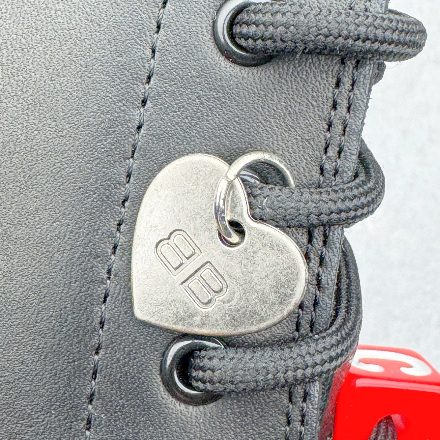 图片[12]-＃GD广顶 Balenciaga Hummer 巴黎世家牛皮 圆头系带短筒马丁靴 原版购入开发 做货 极致做旧 巴黎世家做旧的款式百分之90都是好看的 这双靴子也不例外 破旧风格 双层材质 外层粗帆布做了磨损和褪色处理 内层做了透气网状里布 比较惊艳的是鞋底和鞋侧橡胶 原版定制进口做旧帆布 原版进口透气网里 原版开模橡胶大底 增高底厚5CM超显大长腿NCC 尺码： 39 40 41 42 43 44 45-选品中心