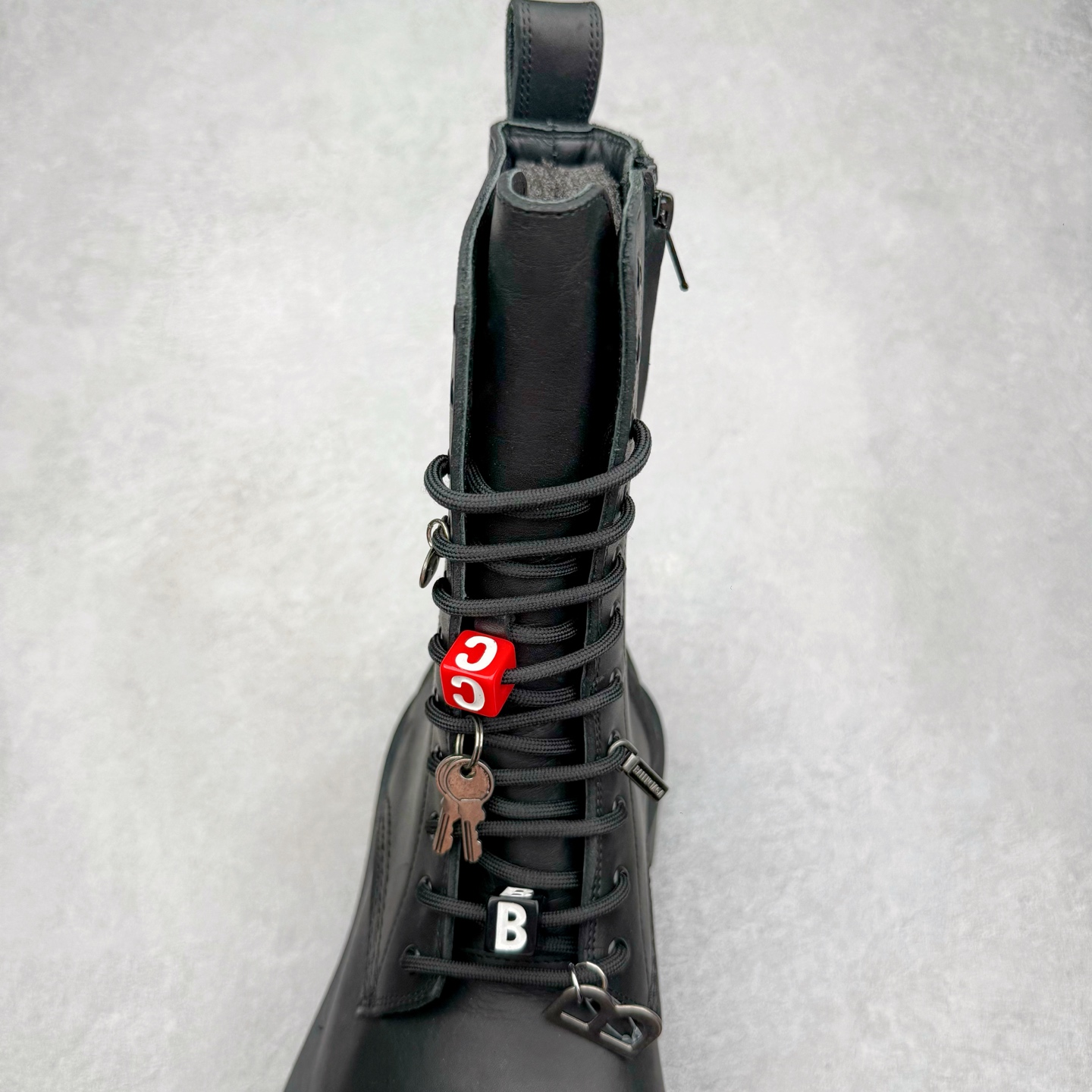 图片[5]-＃GD广顶 Balenciaga Hummer 巴黎世家牛皮 圆头系带短筒马丁靴 原版购入开发 做货 极致做旧 巴黎世家做旧的款式百分之90都是好看的 这双靴子也不例外 破旧风格 双层材质 外层粗帆布做了磨损和褪色处理 内层做了透气网状里布 比较惊艳的是鞋底和鞋侧橡胶 原版定制进口做旧帆布 原版进口透气网里 原版开模橡胶大底 增高底厚5CM超显大长腿NCC 尺码： 39 40 41 42 43 44 45-选品中心