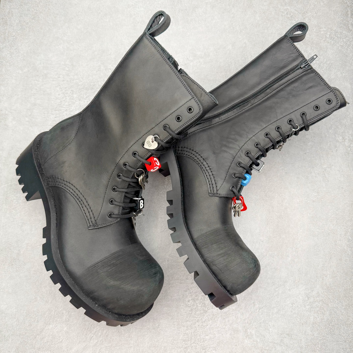 图片[3]-＃GD广顶 Balenciaga Hummer 巴黎世家牛皮 圆头系带短筒马丁靴 原版购入开发 做货 极致做旧 巴黎世家做旧的款式百分之90都是好看的 这双靴子也不例外 破旧风格 双层材质 外层粗帆布做了磨损和褪色处理 内层做了透气网状里布 比较惊艳的是鞋底和鞋侧橡胶 原版定制进口做旧帆布 原版进口透气网里 原版开模橡胶大底 增高底厚5CM超显大长腿NCC 尺码： 39 40 41 42 43 44 45-选品中心