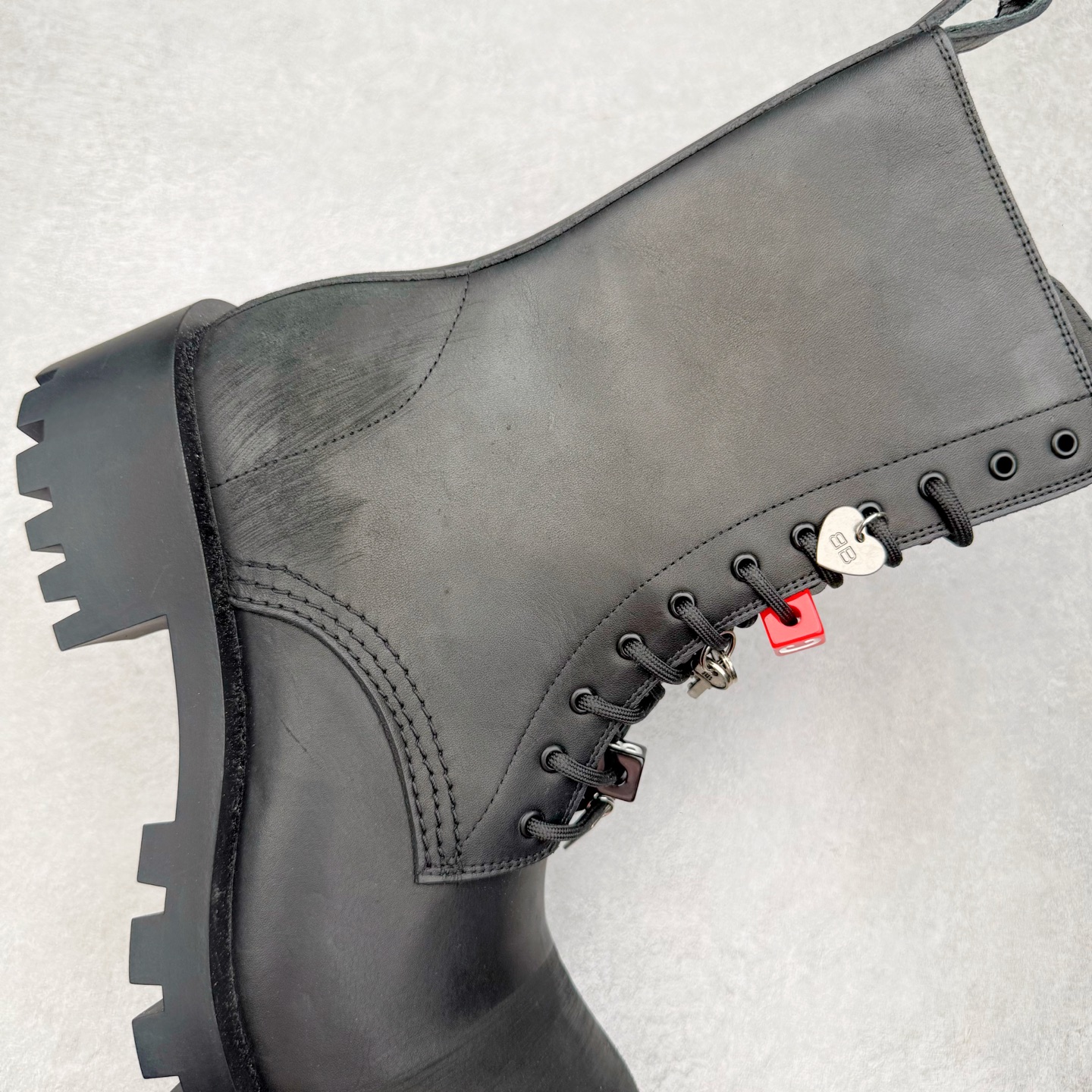 图片[6]-＃GD广顶 Balenciaga Hummer 巴黎世家牛皮 圆头系带短筒马丁靴 原版购入开发 做货 极致做旧 巴黎世家做旧的款式百分之90都是好看的 这双靴子也不例外 破旧风格 双层材质 外层粗帆布做了磨损和褪色处理 内层做了透气网状里布 比较惊艳的是鞋底和鞋侧橡胶 原版定制进口做旧帆布 原版进口透气网里 原版开模橡胶大底 增高底厚5CM超显大长腿NCC 尺码： 39 40 41 42 43 44 45-选品中心