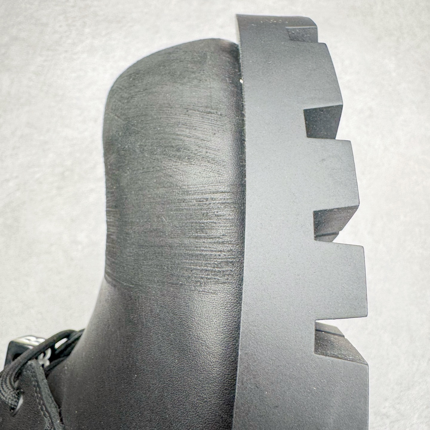 图片[21]-＃GD广顶 Balenciaga Hummer 巴黎世家牛皮 圆头系带短筒马丁靴 原版购入开发 做货 极致做旧 巴黎世家做旧的款式百分之90都是好看的 这双靴子也不例外 破旧风格 双层材质 外层粗帆布做了磨损和褪色处理 内层做了透气网状里布 比较惊艳的是鞋底和鞋侧橡胶 原版定制进口做旧帆布 原版进口透气网里 原版开模橡胶大底 增高底厚5CM超显大长腿NCC 尺码： 39 40 41 42 43 44 45-选品中心